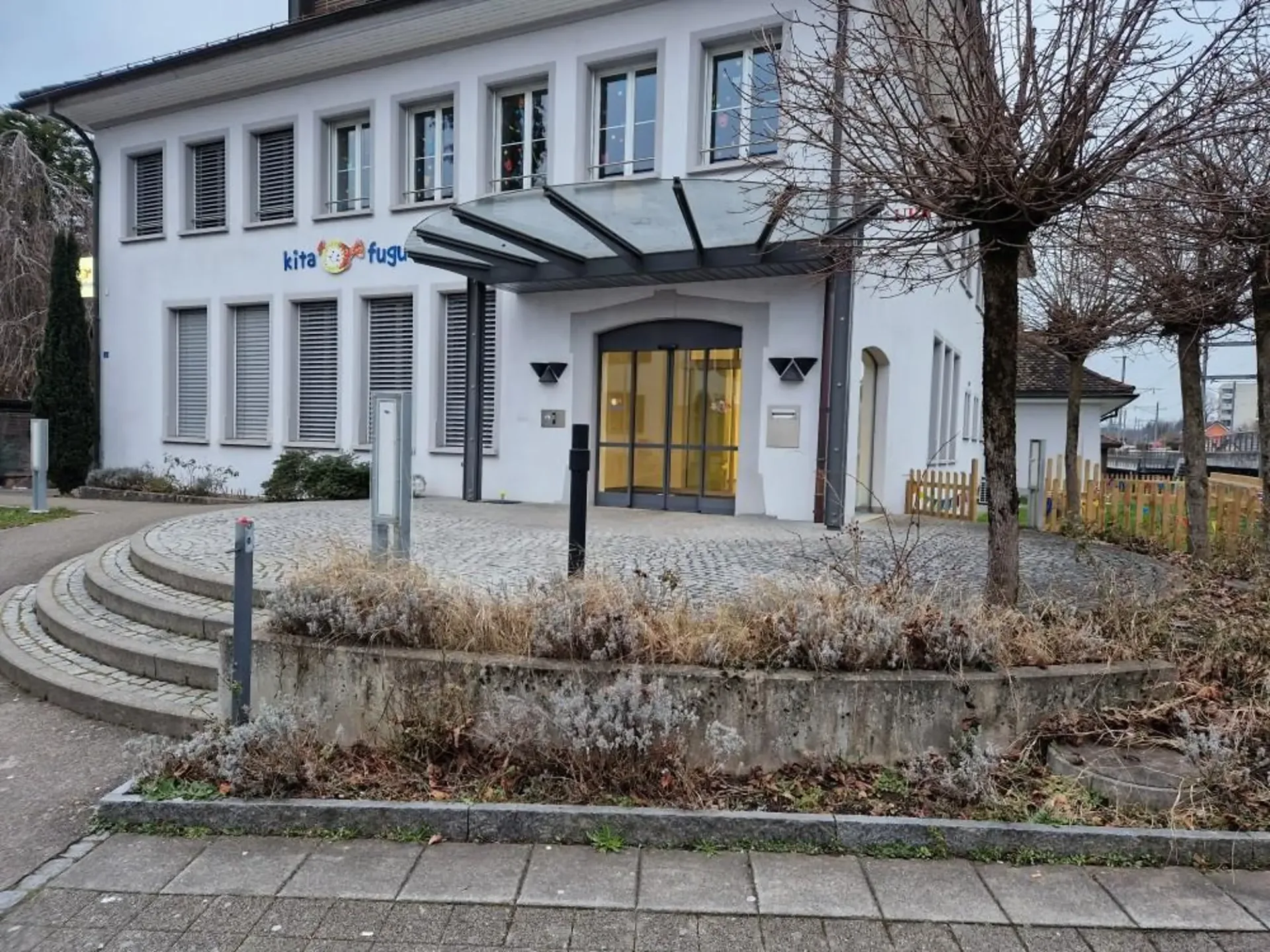 Parkplätze neben Bahnhof verfügbar!