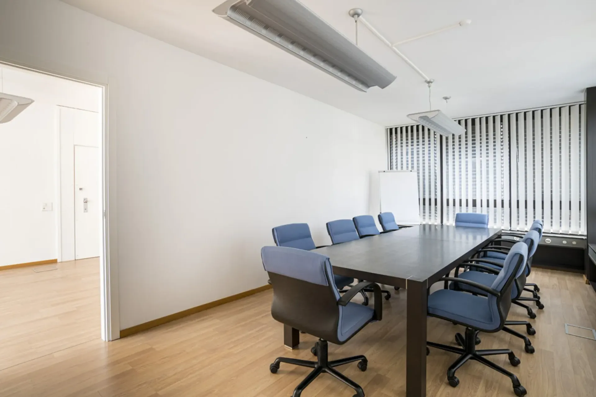 CHIASSO BÜRO MIT NATÜRLICHEM LICHT IN STRATEGISCHER LAGE