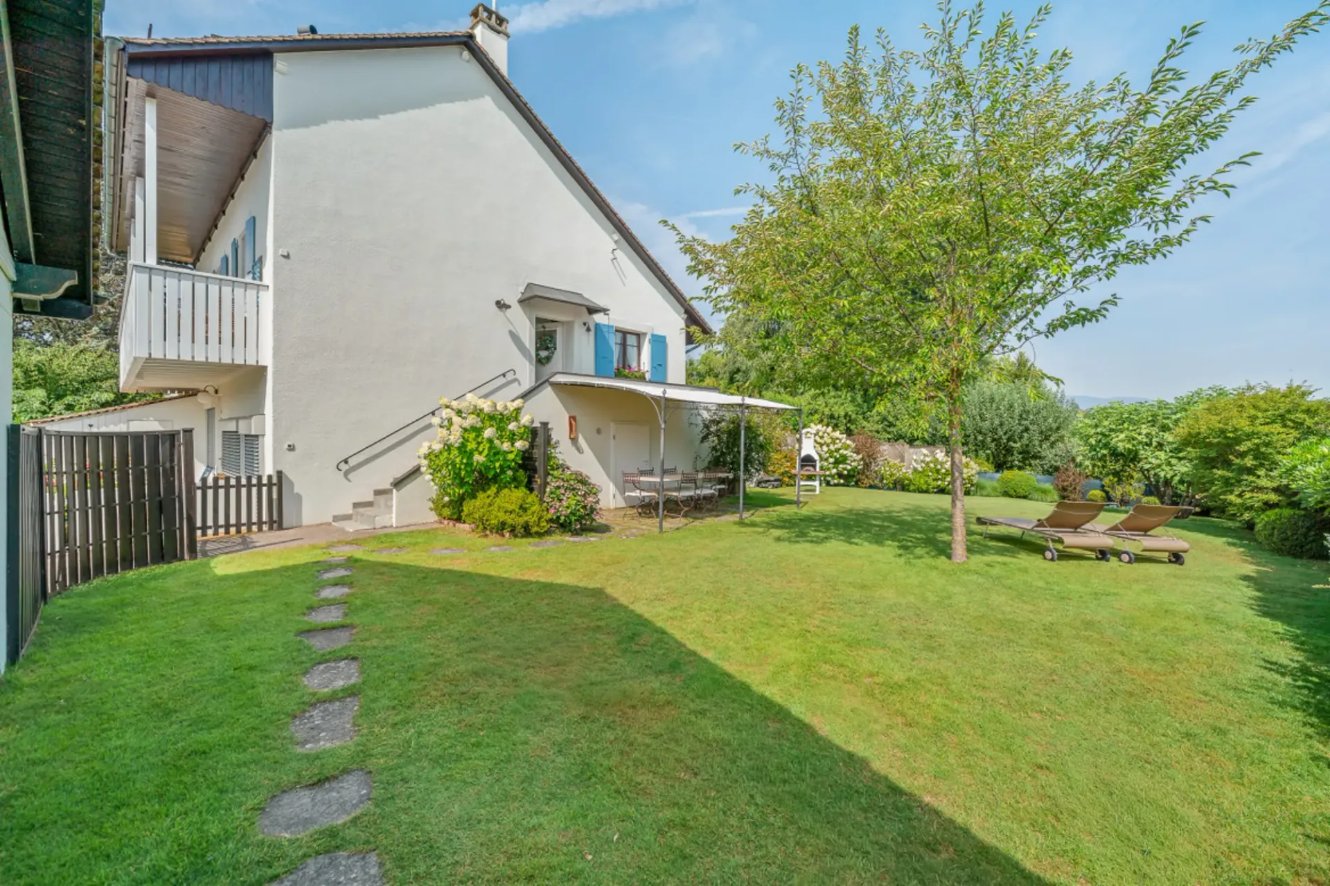 DUPLEX VON CHARME UND SEIN PRIVATER GARTEN, 5 MINUTEN VON MORGES