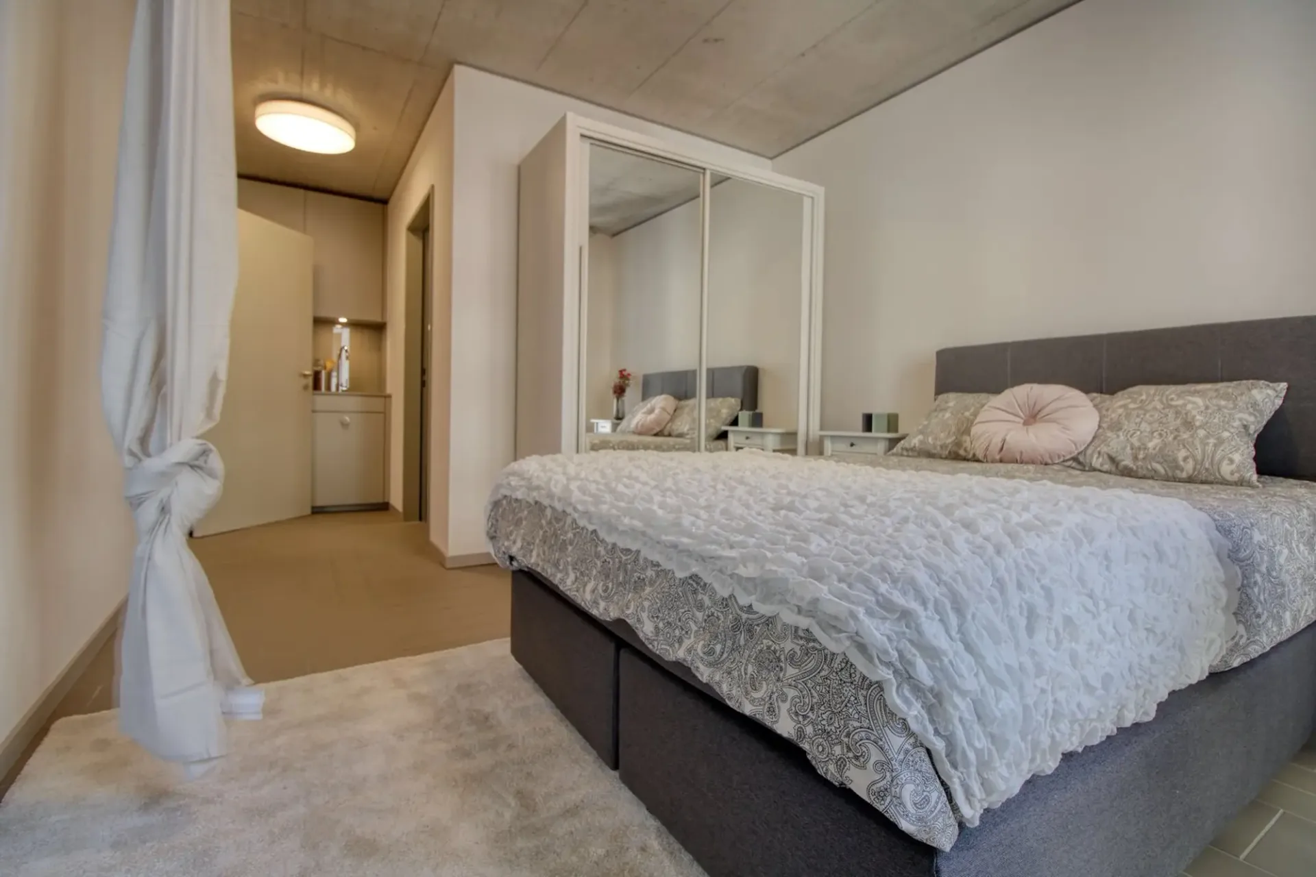 Furnished room in modernised apartment in a top location