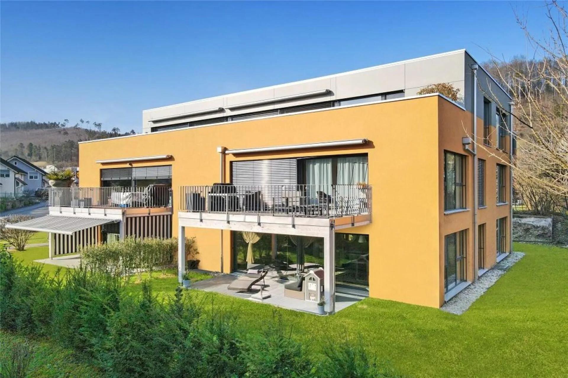 stilsichere 4.5-Zimmer-Gartenwohnung mit Einstellhallen- und Aussenabstellplatz