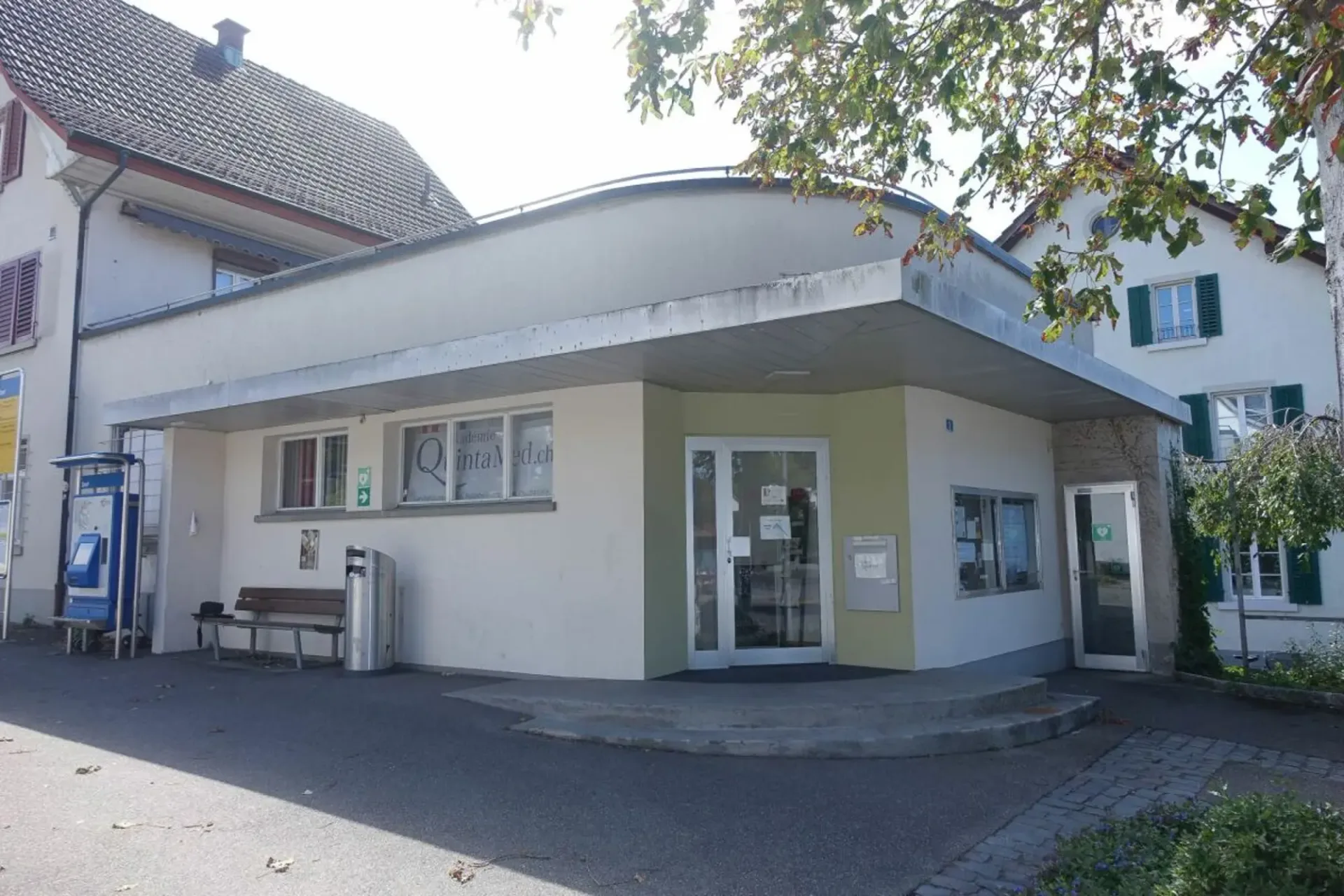 Bâtiment incluant les environs en location nue