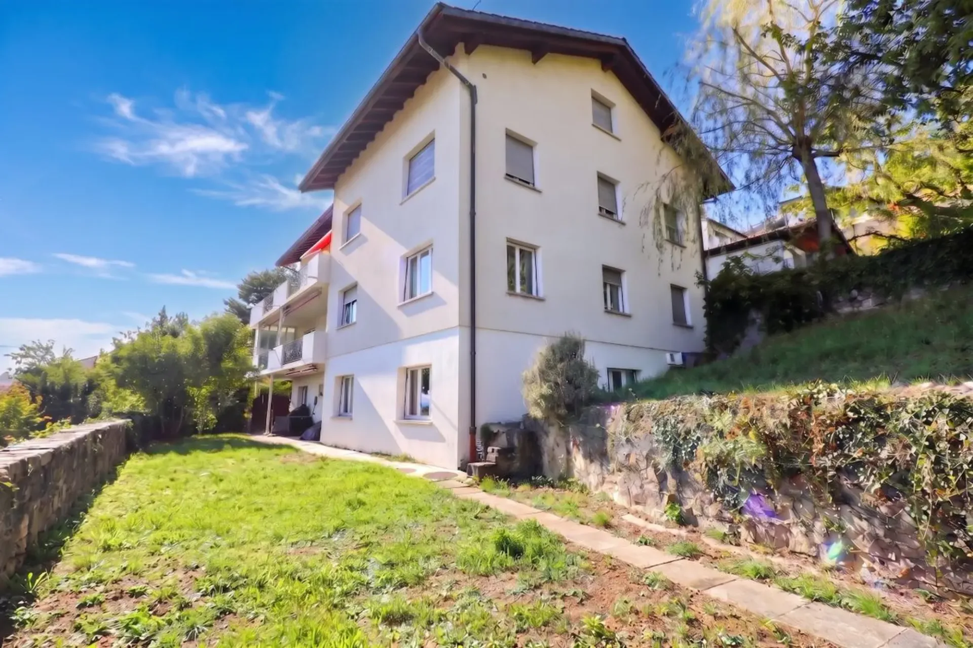 Appartement mit großem Garten und Panoramablick auf den See