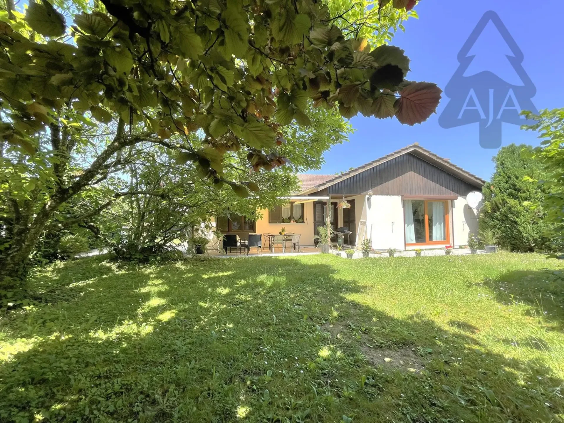 Marin-Epagnier (Latena, a due passi dal lago), bellissima villa indipendente di 5,5 locali con giardino