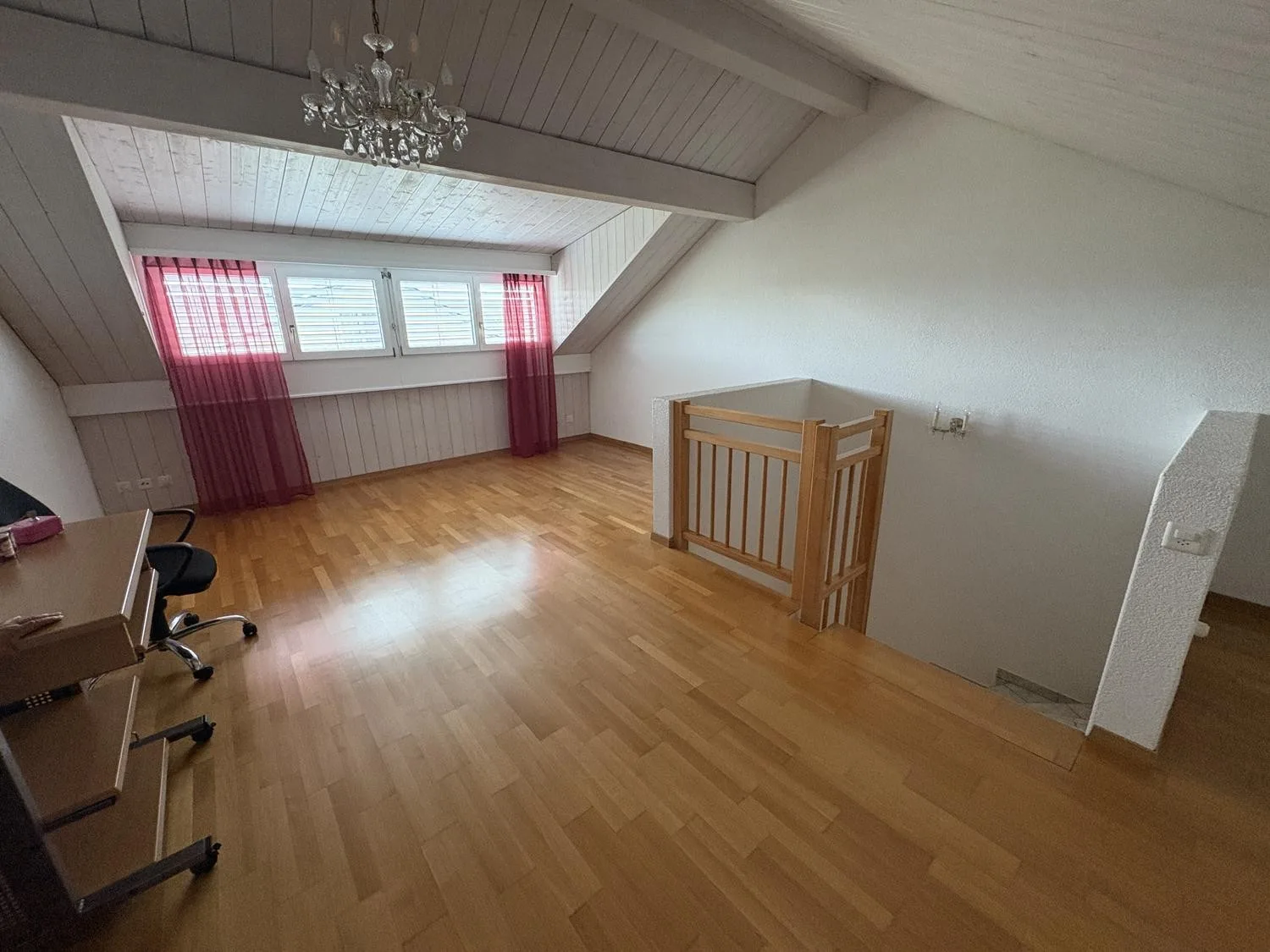 Charmantes 3.5-Zimmer-Mittelhaus mit Garten und Einstellhallenplatz
