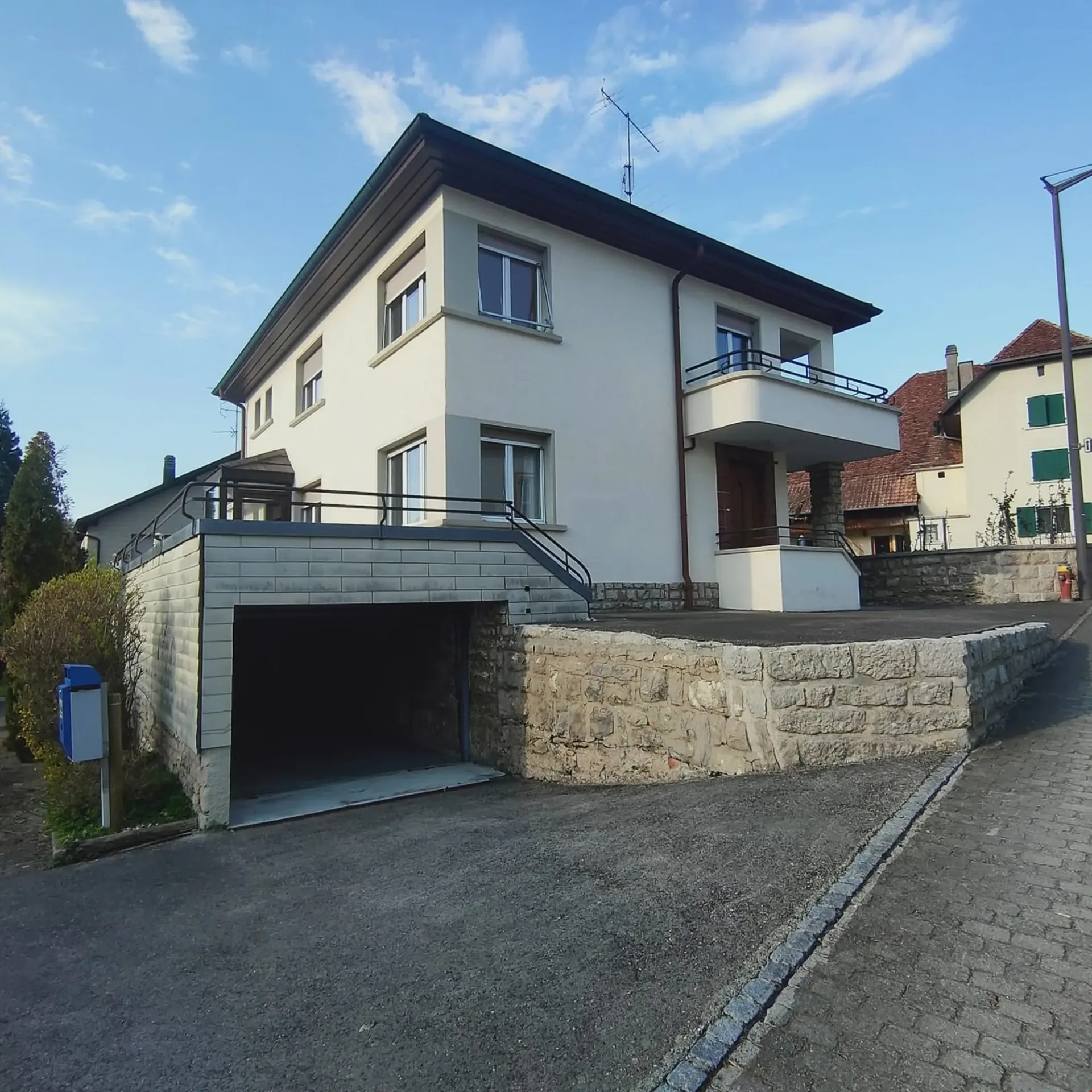 Großes renoviertes Haus im Zentrum des Dorfes Chevenez