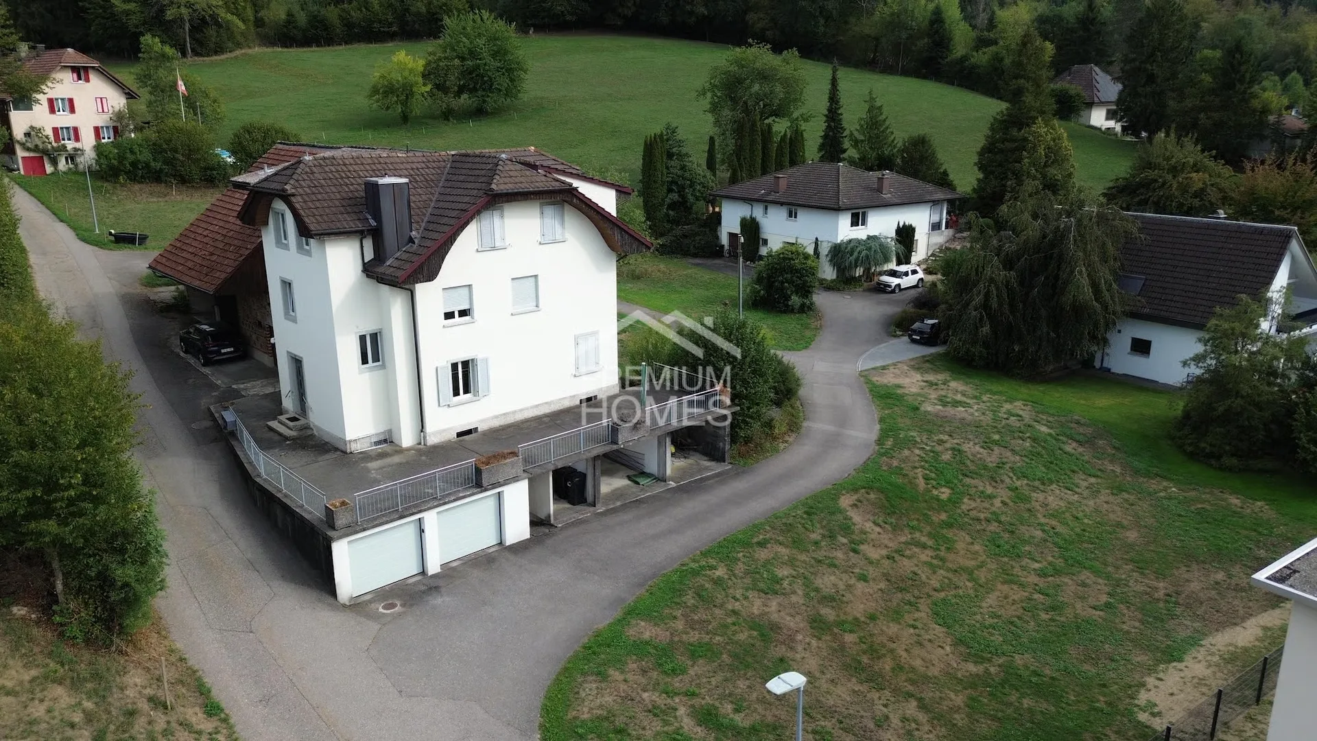 Maison multifamiliale rénovée avec grand terrain à bâtir & potentiel de développement