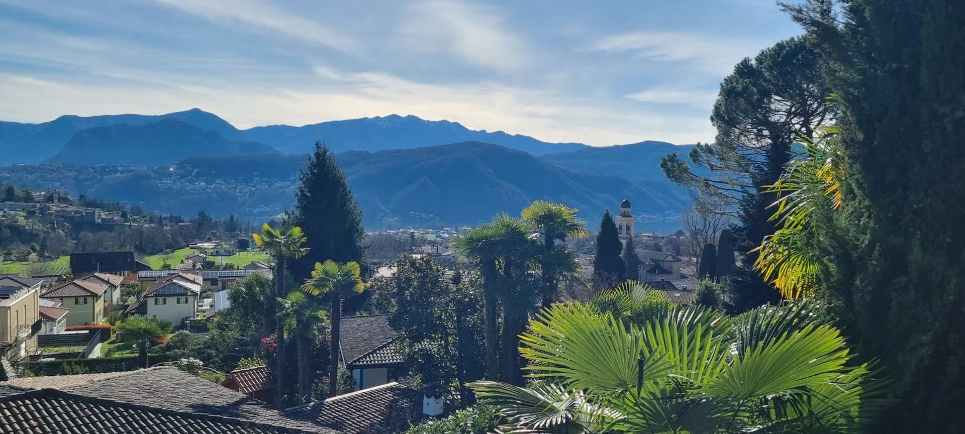 Schöne Villa mit Pool in ruhiger Wohngegend und Seeblick