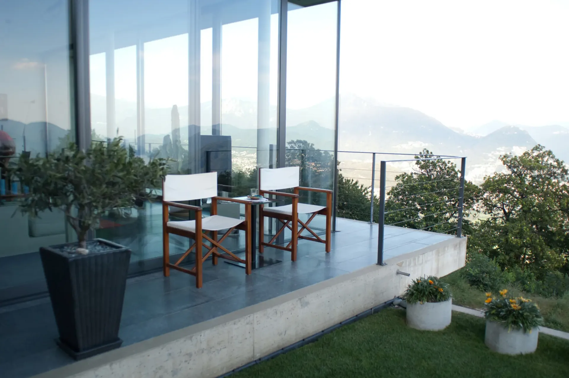 Villa moderna con giardino e piscina