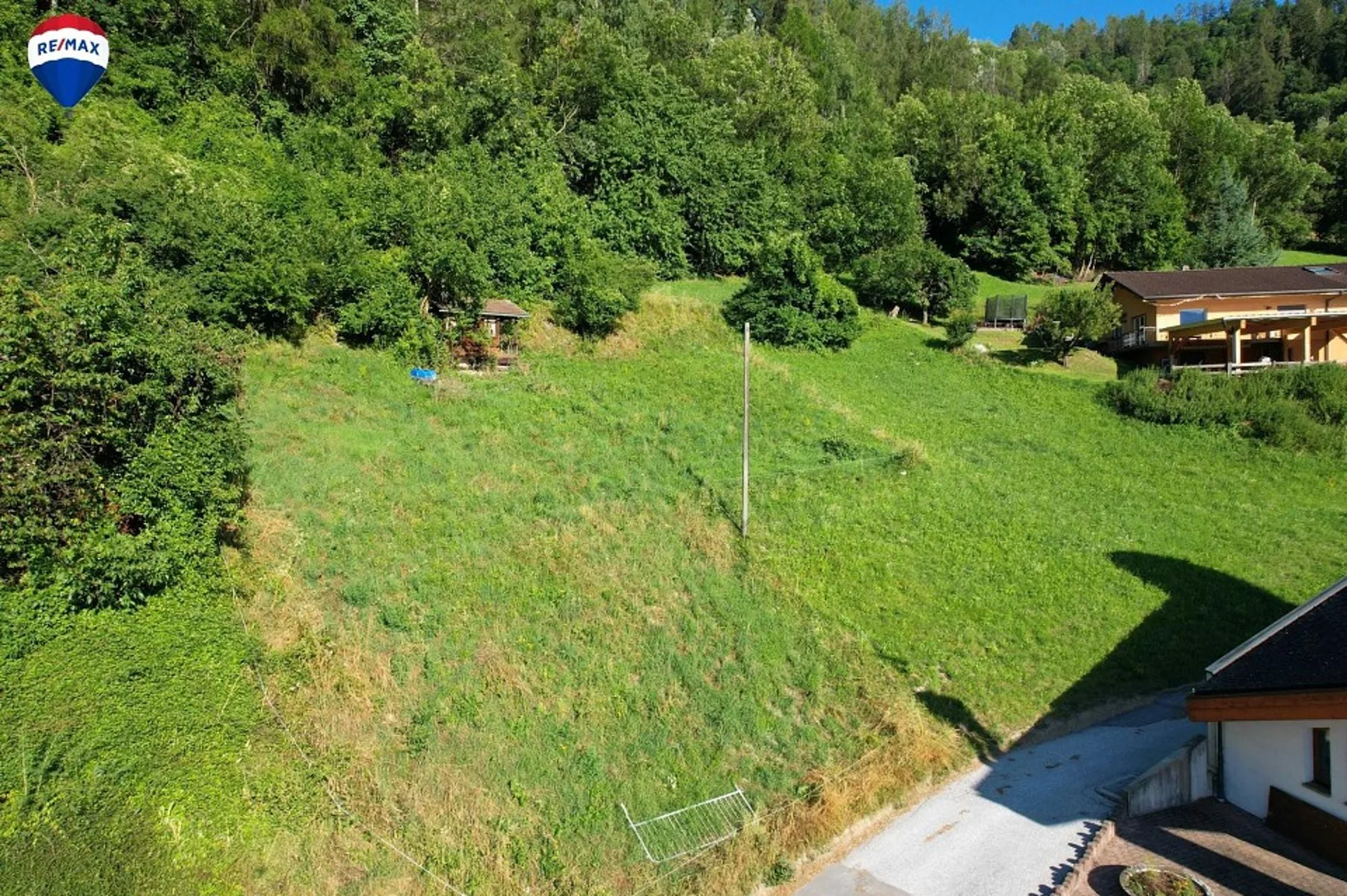 1 Villa-Chalet mit 2 Wohnungen zum Bau.