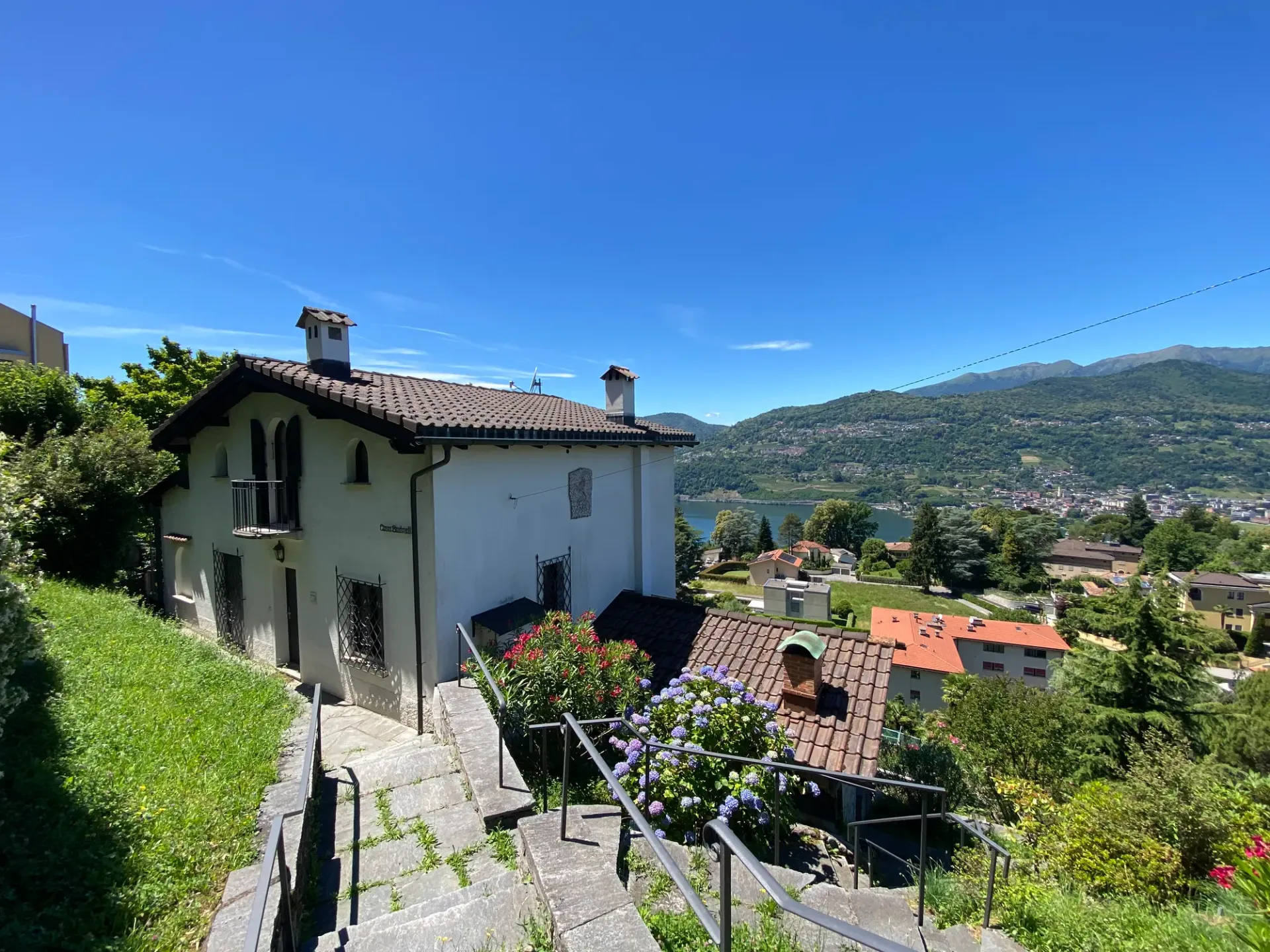 Elegant house with lake view in the heart of Collina d'Oro