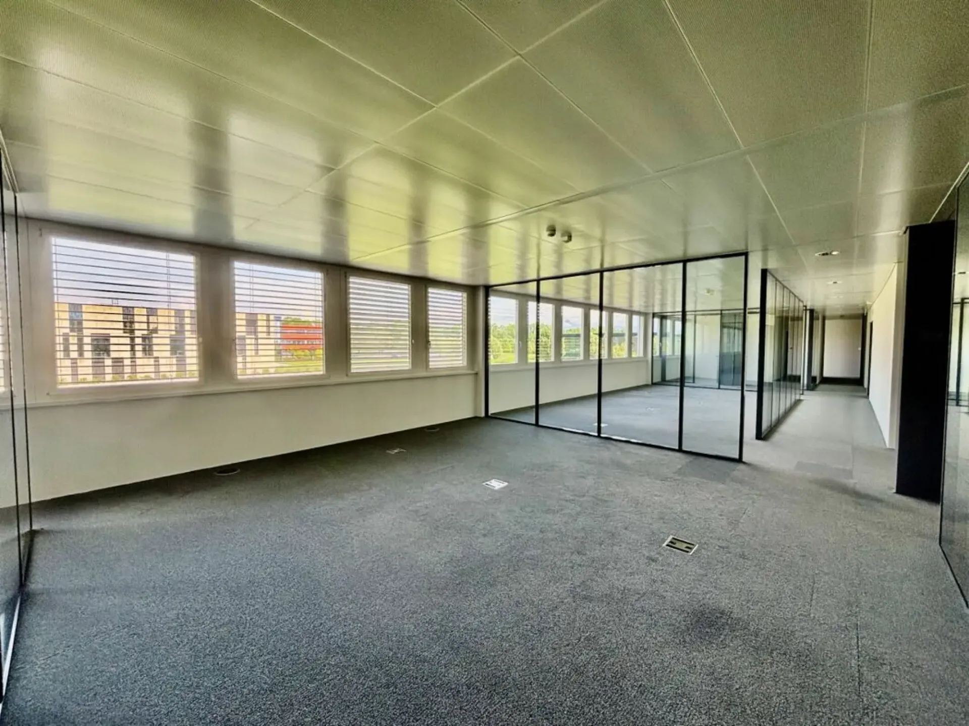 Superbe Bürofläche von 350 bis 1500 m2 in sehr schöner Umgebung, sehr gut erreichbar: CFF & Autobahn