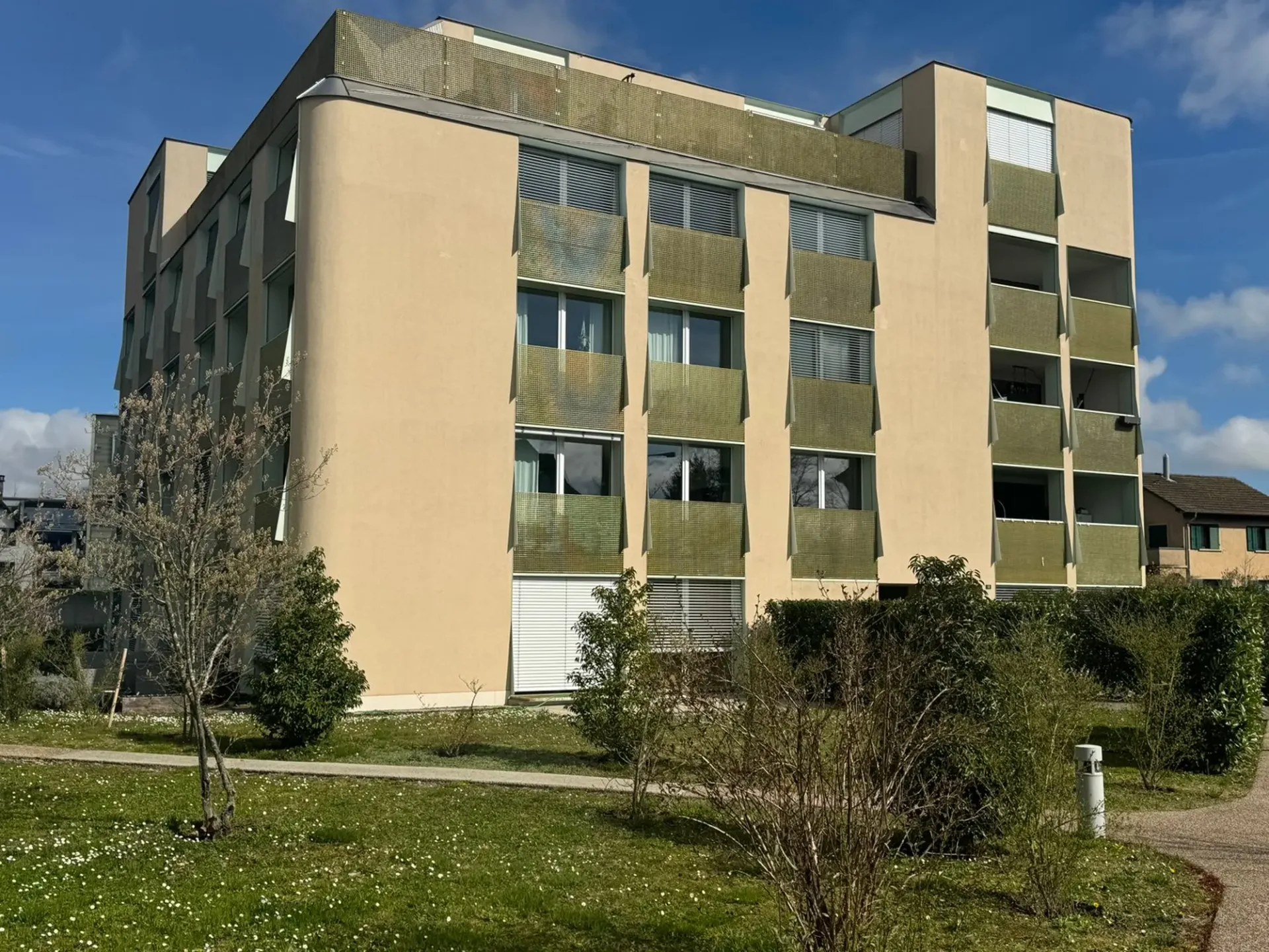 Appartamento mansardato moderno di 3,5 locali con standard Minergie a Bülach