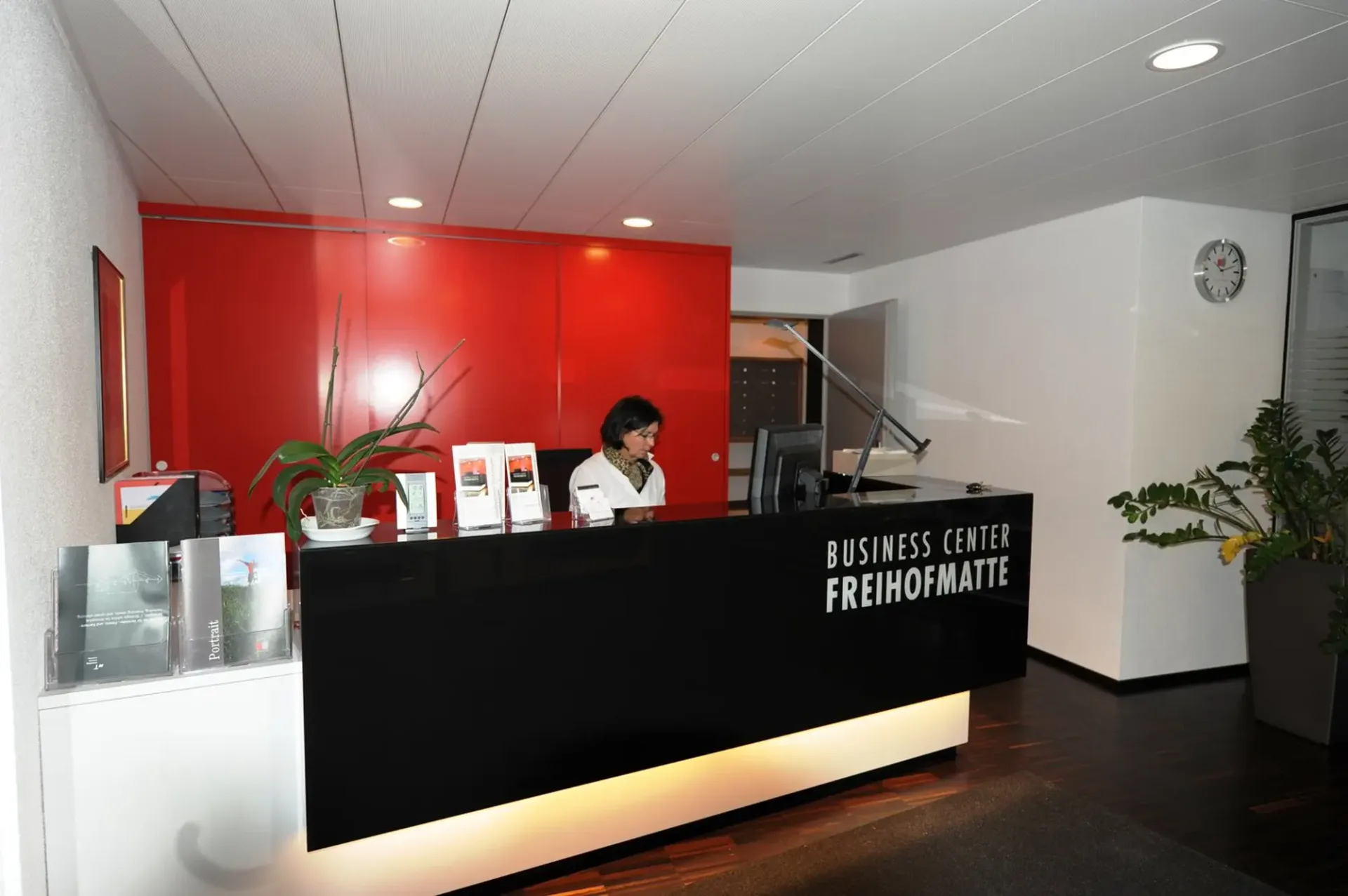 Büroraum im klimatisierten Businesscenter im hotelartigen Umfeld