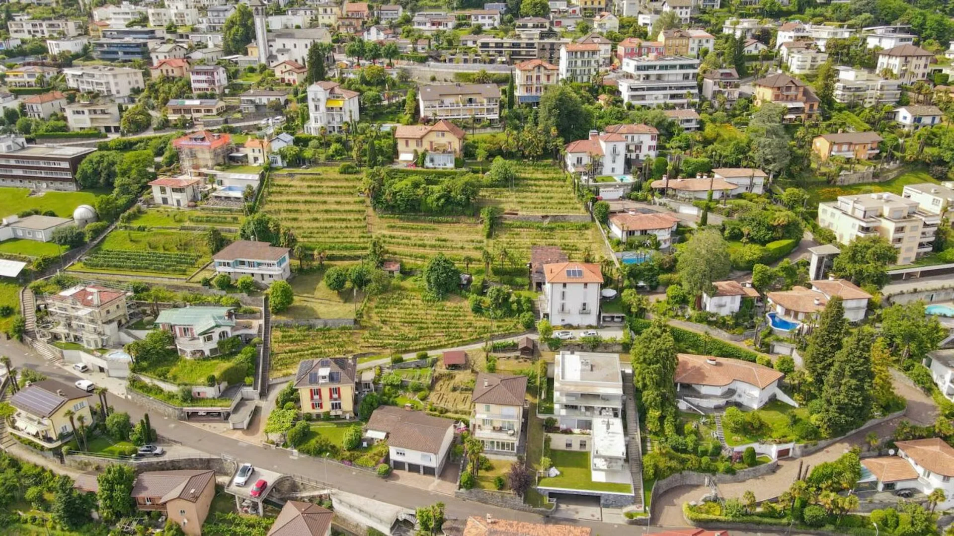 Villa, due case e terreno edificabile di 4'914 m2 con vista lago / Villa, zwei Häuser und 4'914 m2 Bauland mit Seesicht