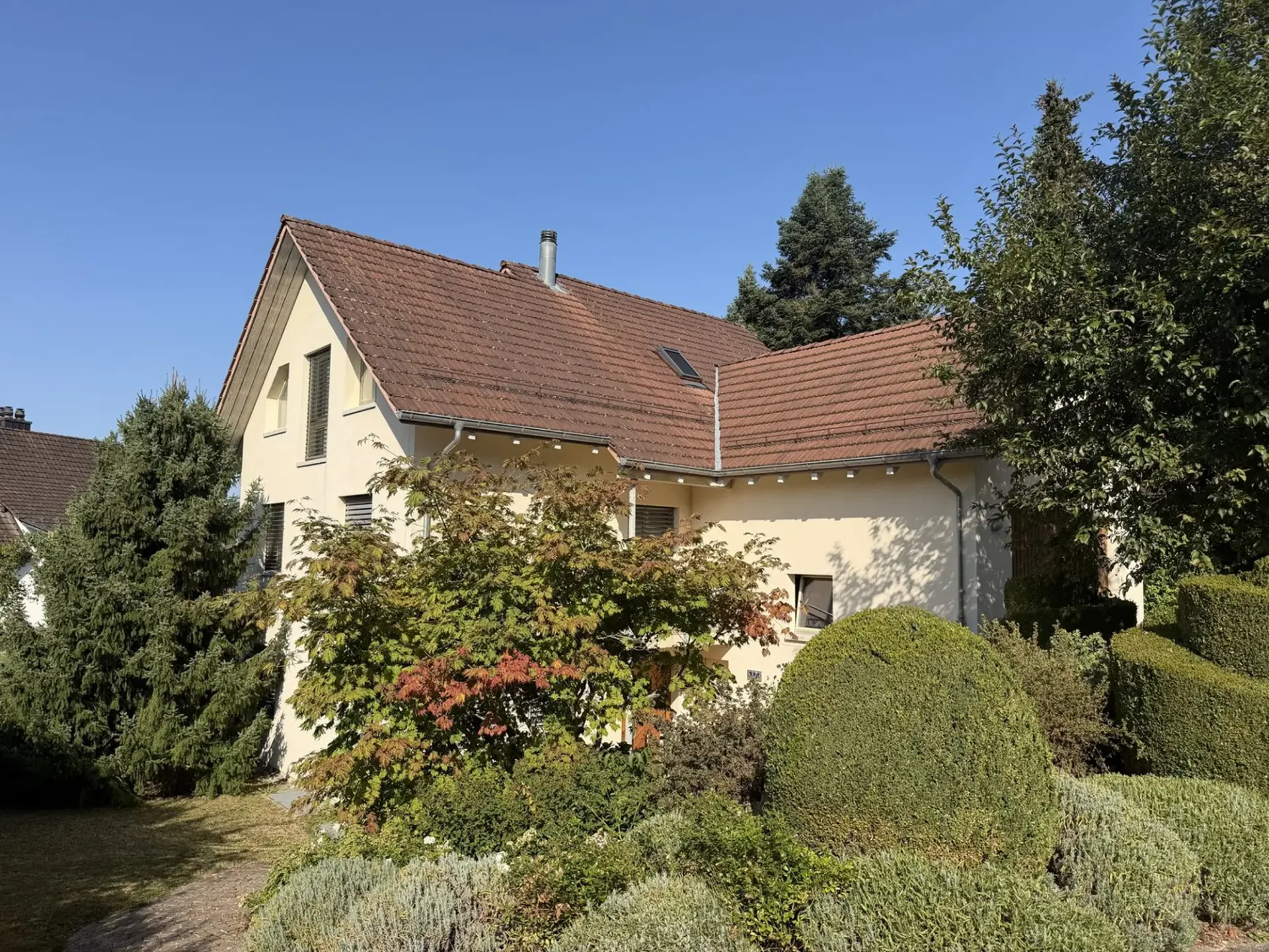 Charmantes, gepflegtes 7.5-Zimmer-Einfamilienhaus, freistehend, an ruhiger, schöner Lage in Rafz