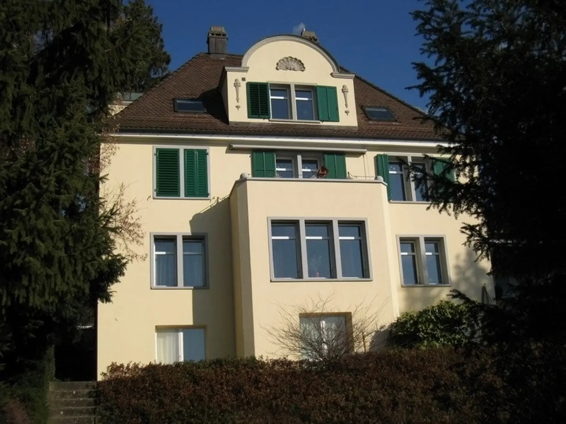 Charmante Dachwohnung mit Seesicht in Zollikon