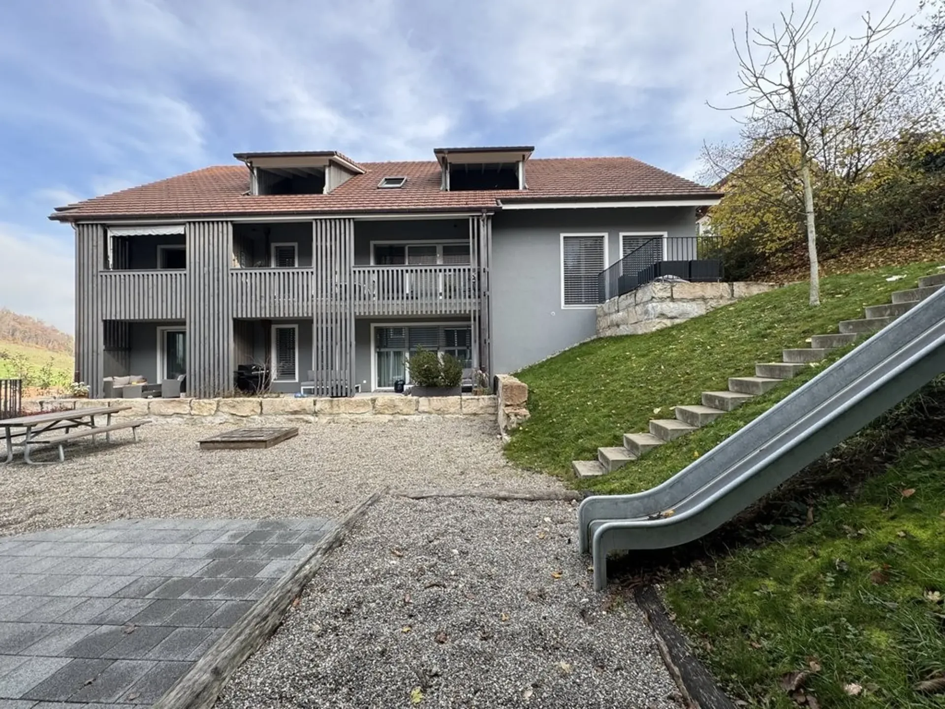 GROSSZÜGIGE UND HELLE WOHNUNG IN SCHINZNACH