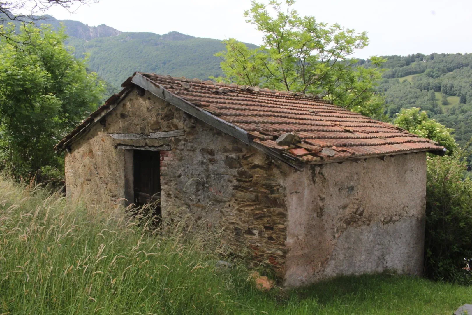 Rustico zum Ausbauen und Bauland mit gr. Umschwung und Aussicht / R...