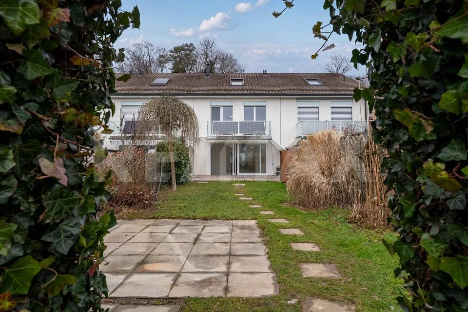 Maison mitoyenne avec paix, espace et retraits sur trois étages