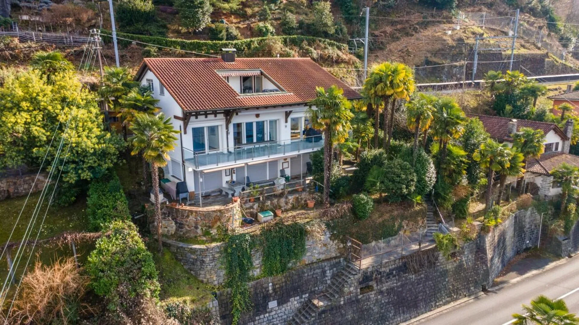 Charmante 3.5-Zimmer Dachwohnung mit herzlicher Seesicht, Terrasse und Südbalkon