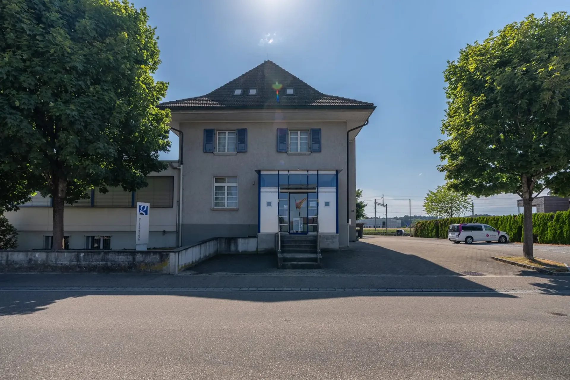 Spacious commercial spaces – flexible for production, storage & office