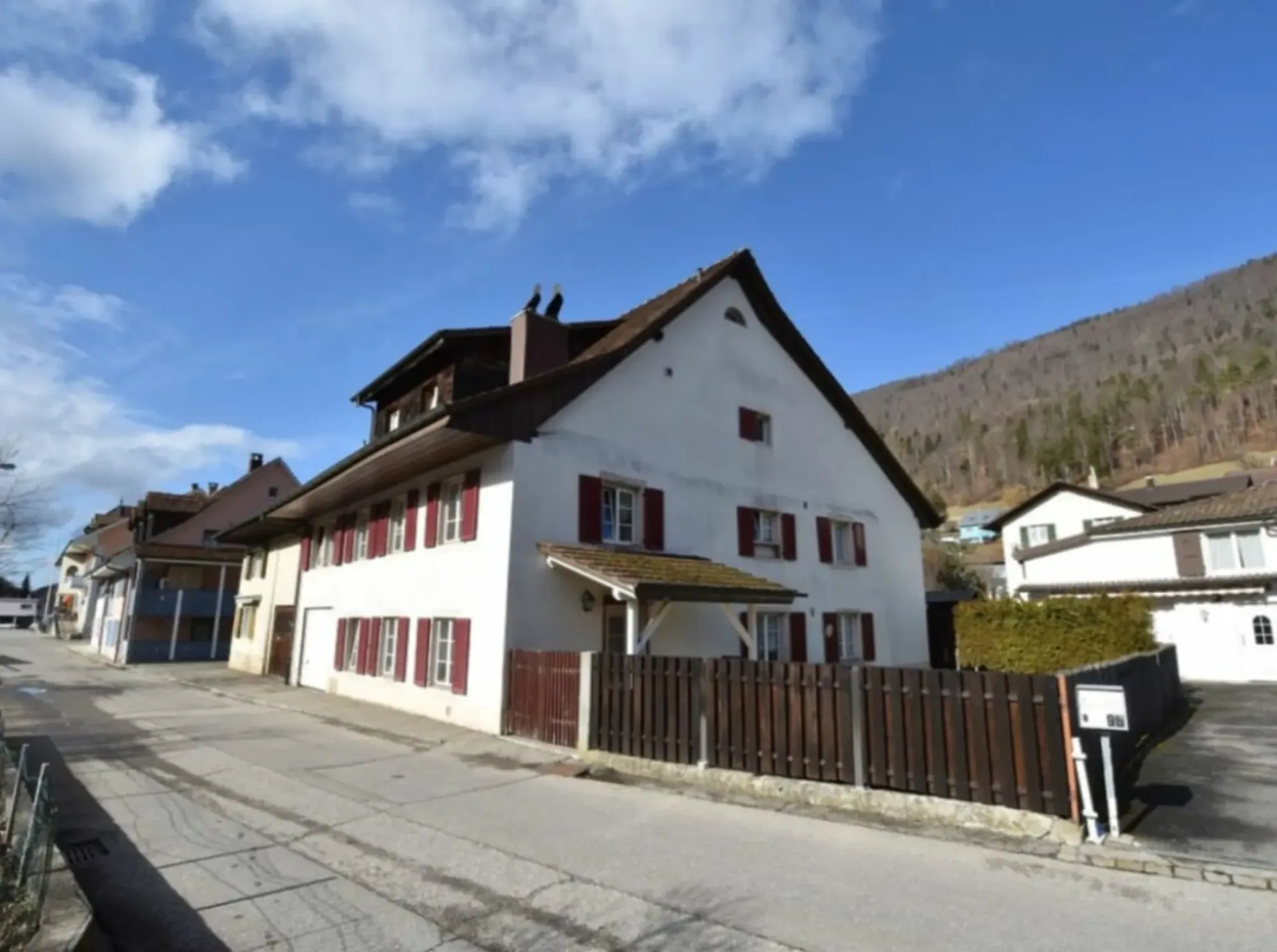 Frisch renoviert - grosszügige 4.5-Zimmerwohnung an ruhiger Lage!