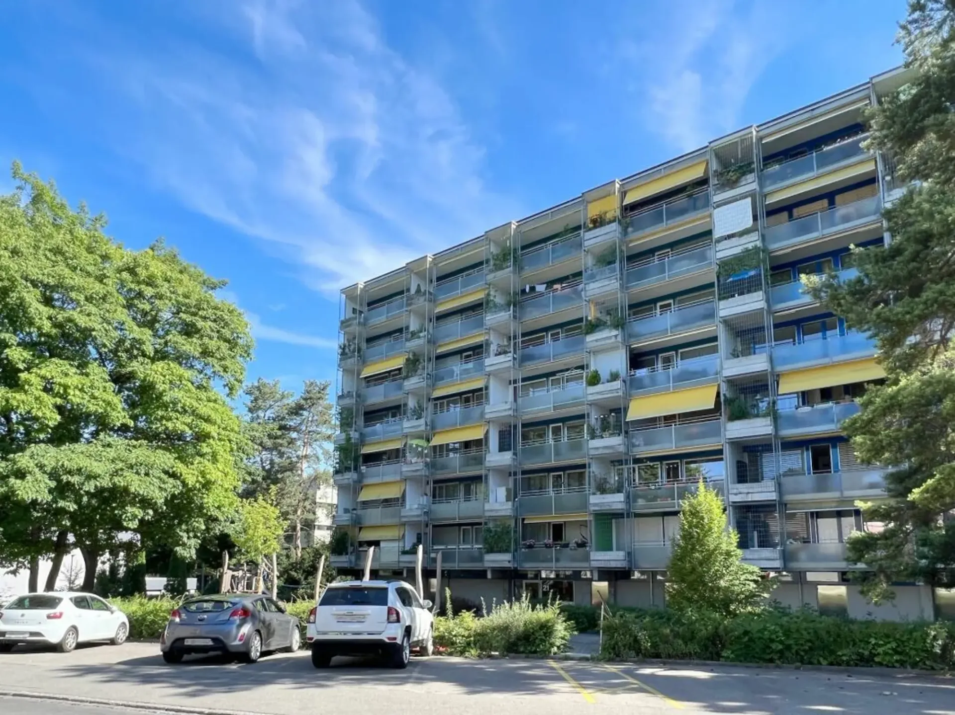 Sonnige 3.5-Zimmer-Eigentumswohnung mit Balkon, Keller und Einstellhallenplatz