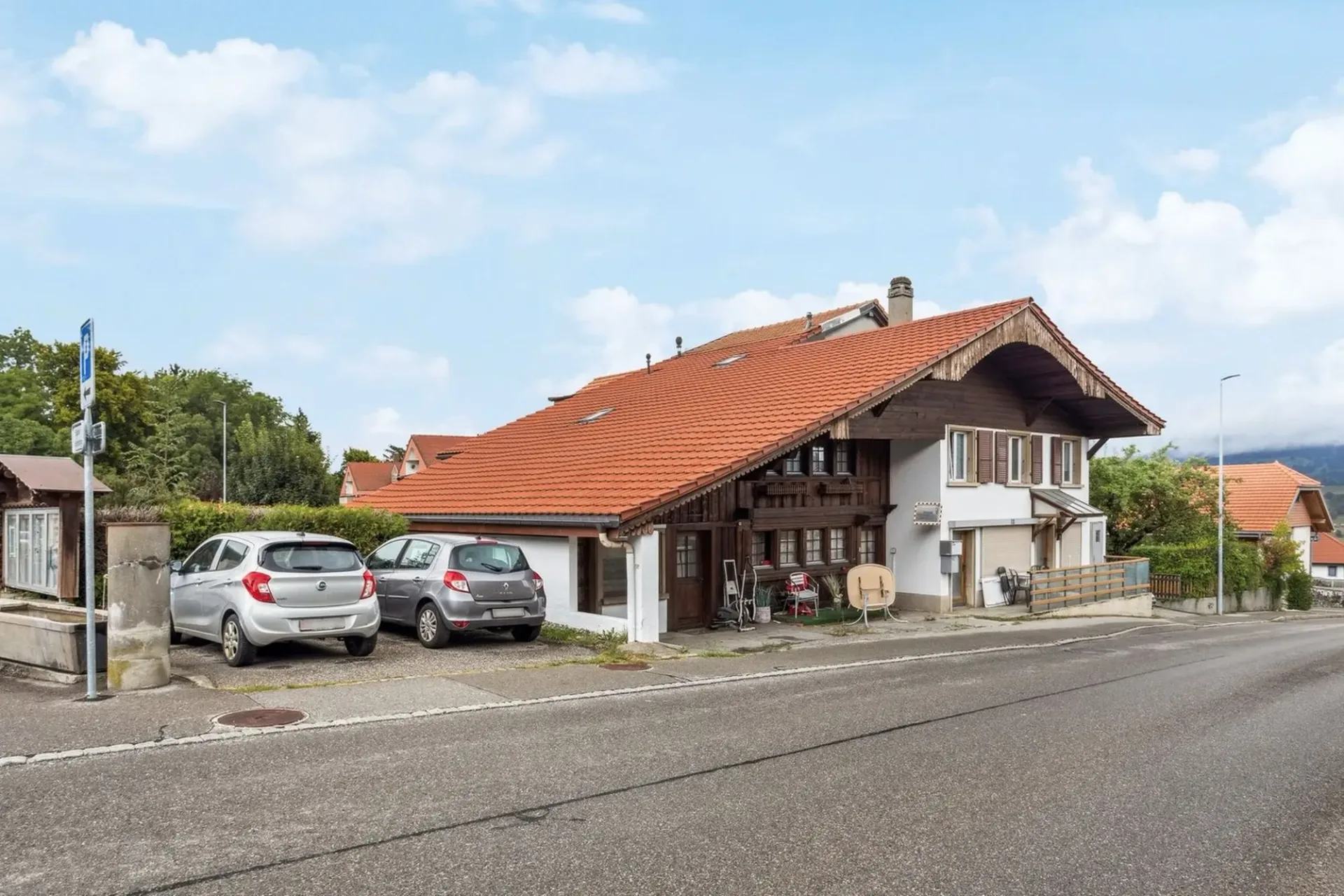 Eigentum mit 2 Wohnungen und 1 Gewerbeeinheit im Herzen von Sorens