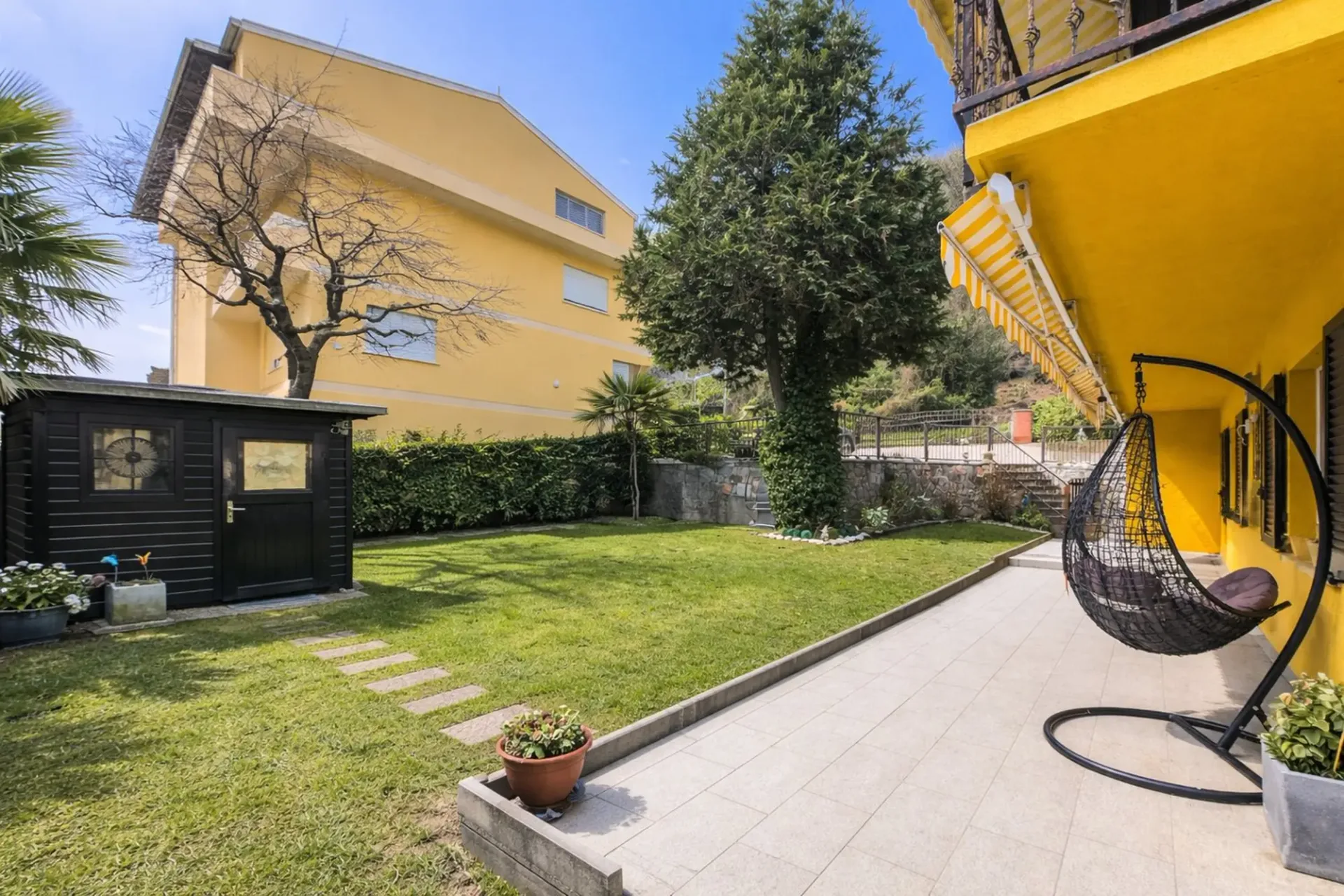 Casa bifamiliare con giardino a Canobbio
