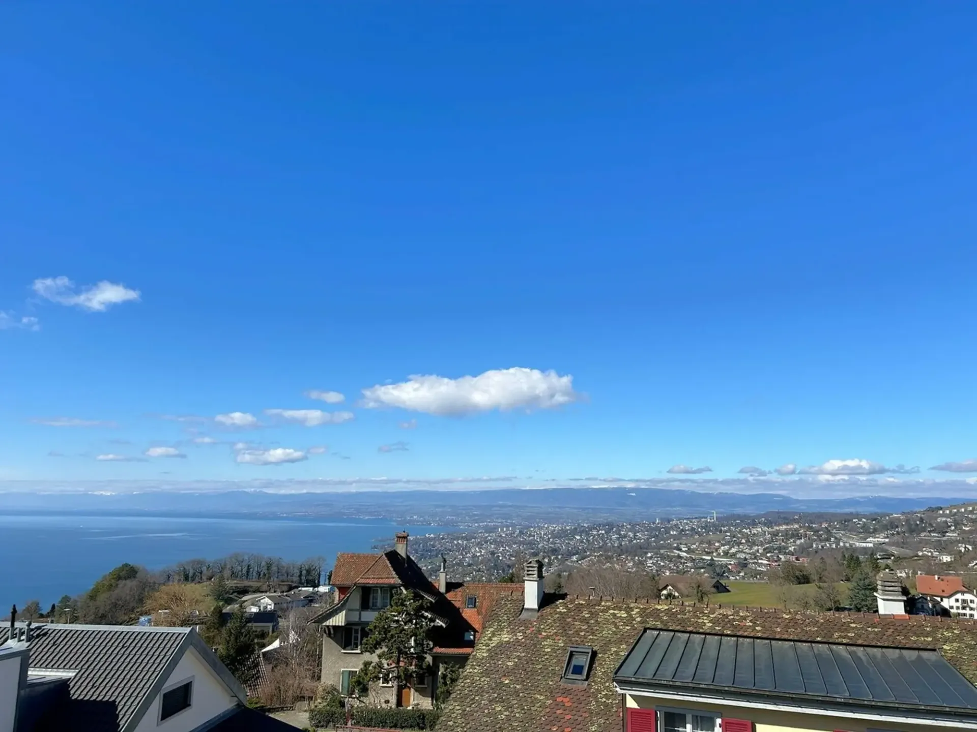 Grande maison avec une vue splendide sur le Lac et les Aples