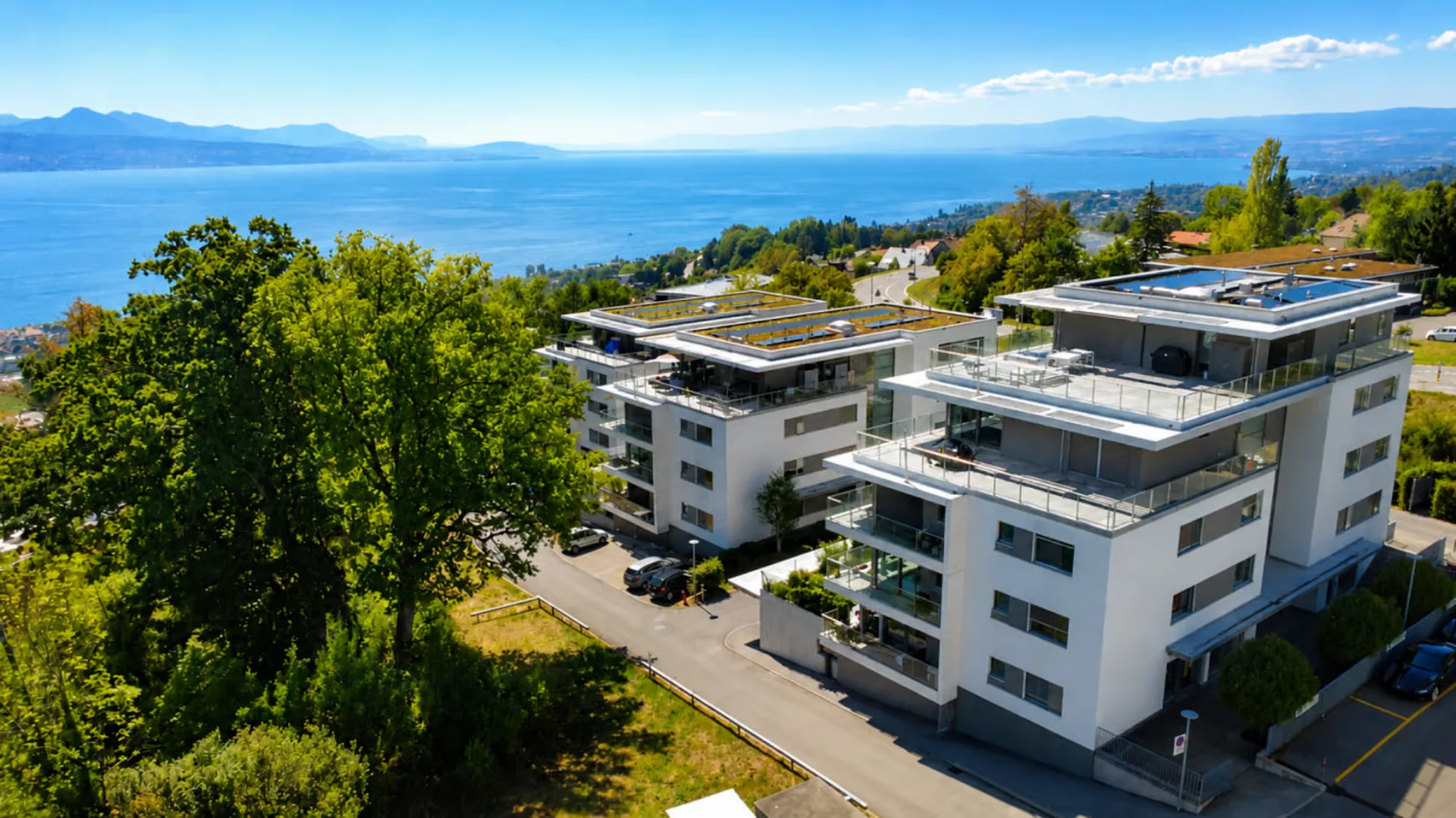 Contemporary 3.5-room apartment with private garden