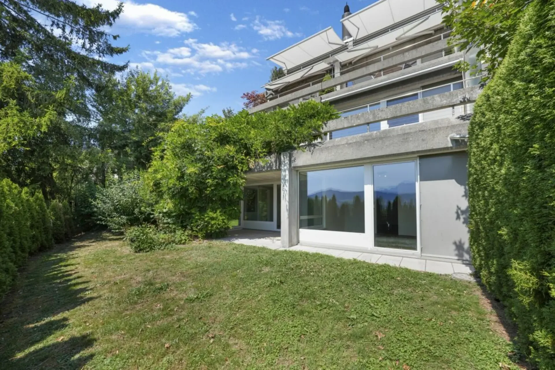 Living like in a single-family home! Huge, well-kept maisonette apartment with Alpstein panorama and swimming pool