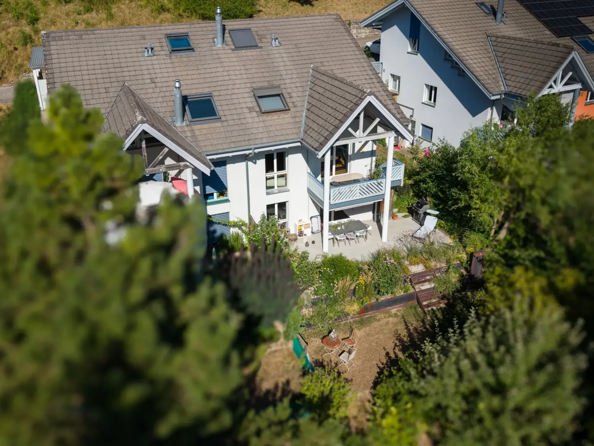 Wohnen mit Weitblick: Grosszügiges 5.5-Zimmer-Doppel-Einfamilienhaus mit Garten