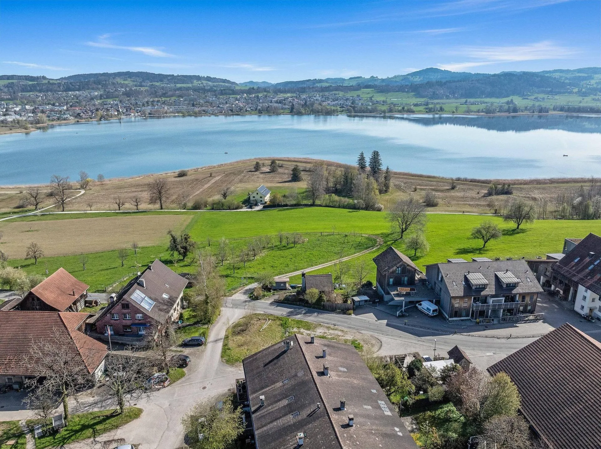 CHARMING TERRACED HOUSE WITH LAKE VIEW AND SWEDEN STOVE IN PFÄFFIKON