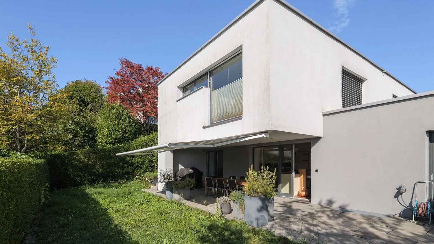 Modernes 5.5-Zimmer-Eckhaus mit 193 m² Wohnfläche, Garten und viel ...