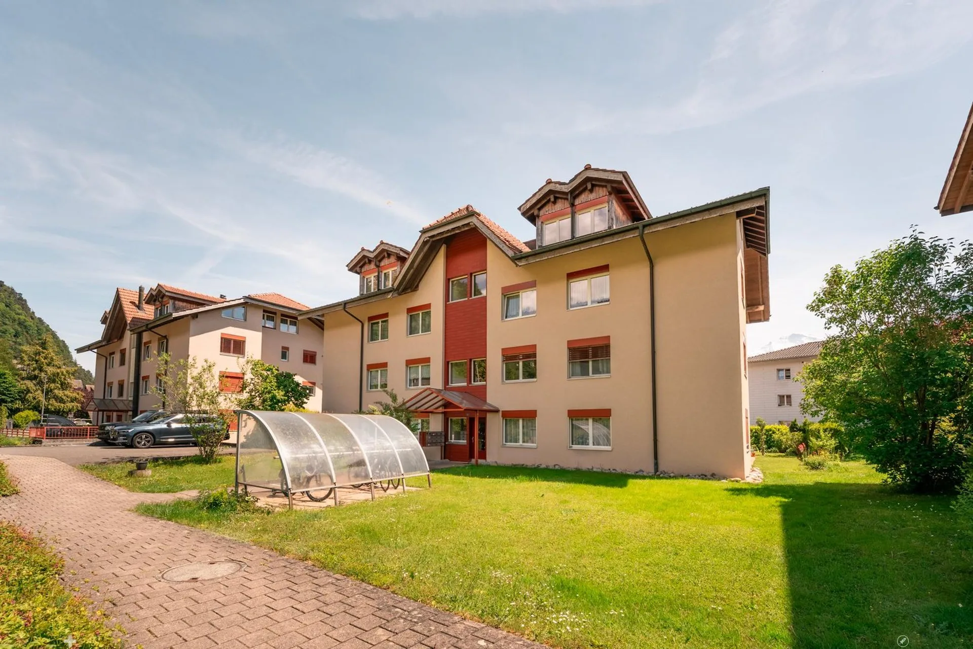 Grosszügige 4½-Zimmer Dachwohnung mit 2 Einstellhallenplätzen