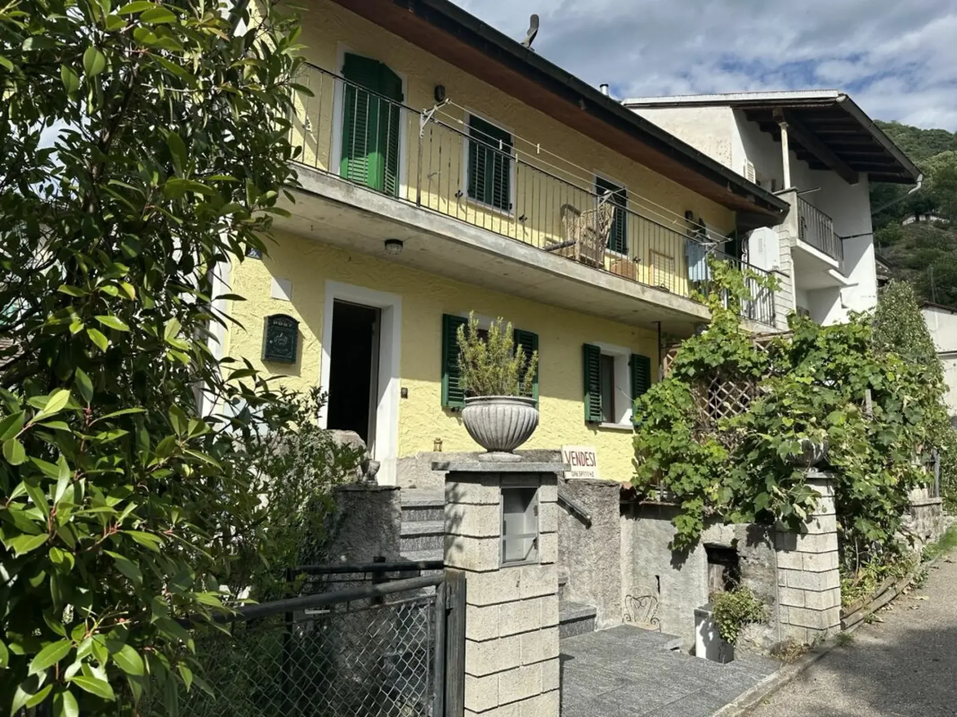 Tessiner Haus auf dem Hügel Artore in Bellinzona renoviert, mit Atelier und Garten