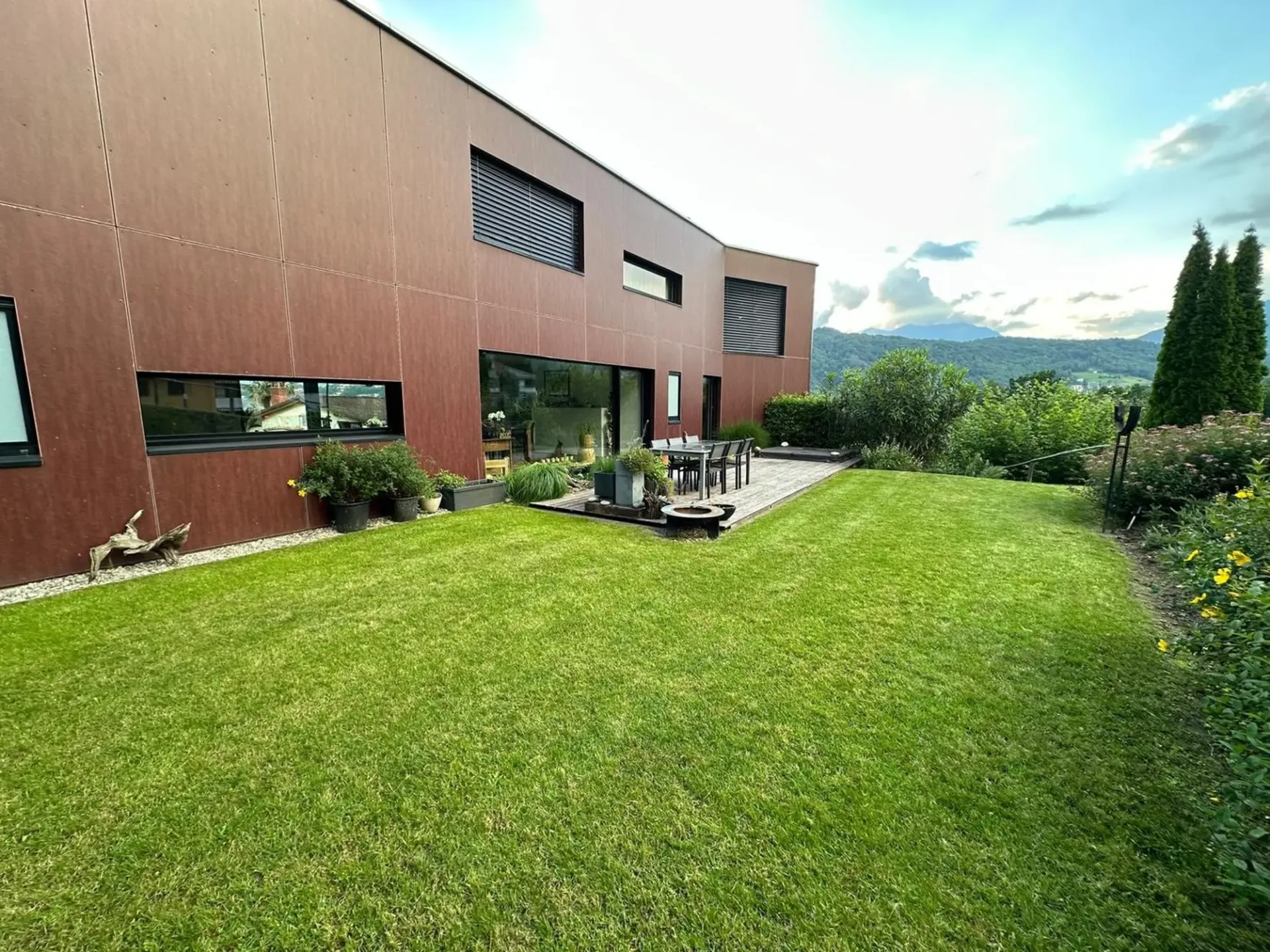 Elegant 5-room apartment in Davesco-Soragno with large garden