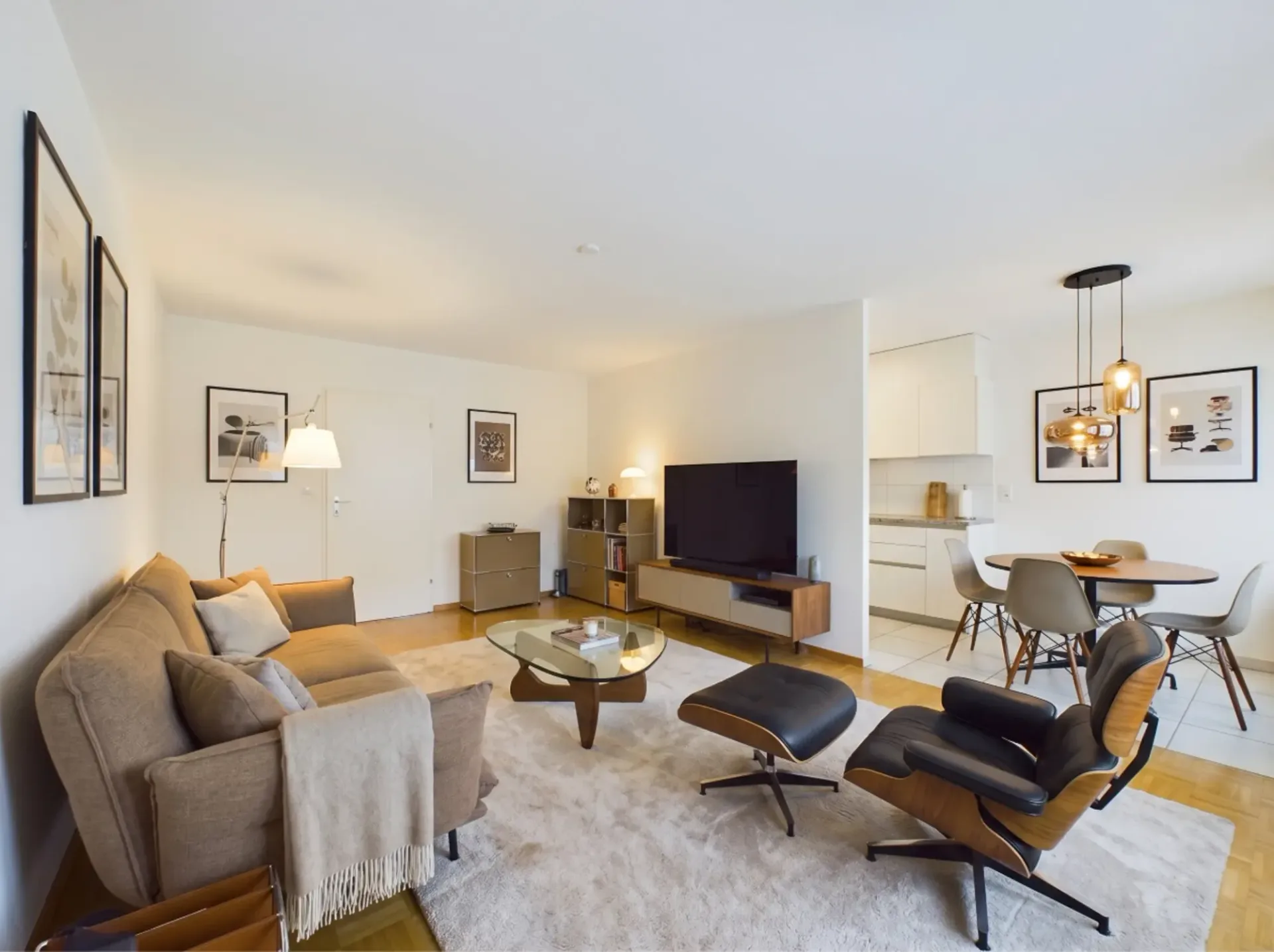 Zentrale Lage, Balkon zum ruhigen Hinterhof und Einstellplatz mit E-Ladestation
