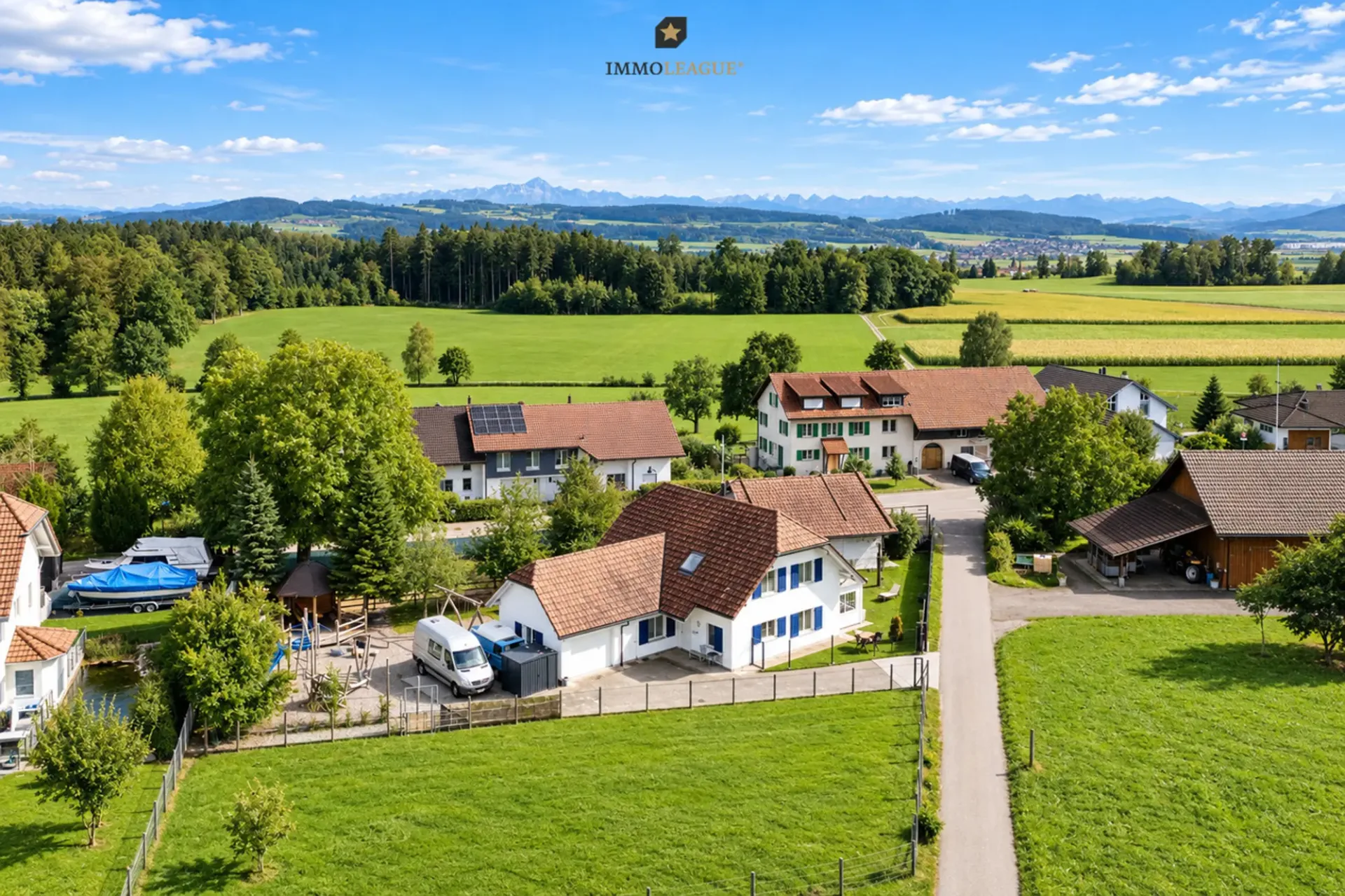 Your dream of country life: Exclusive country house with horse stable & wide open spaces.