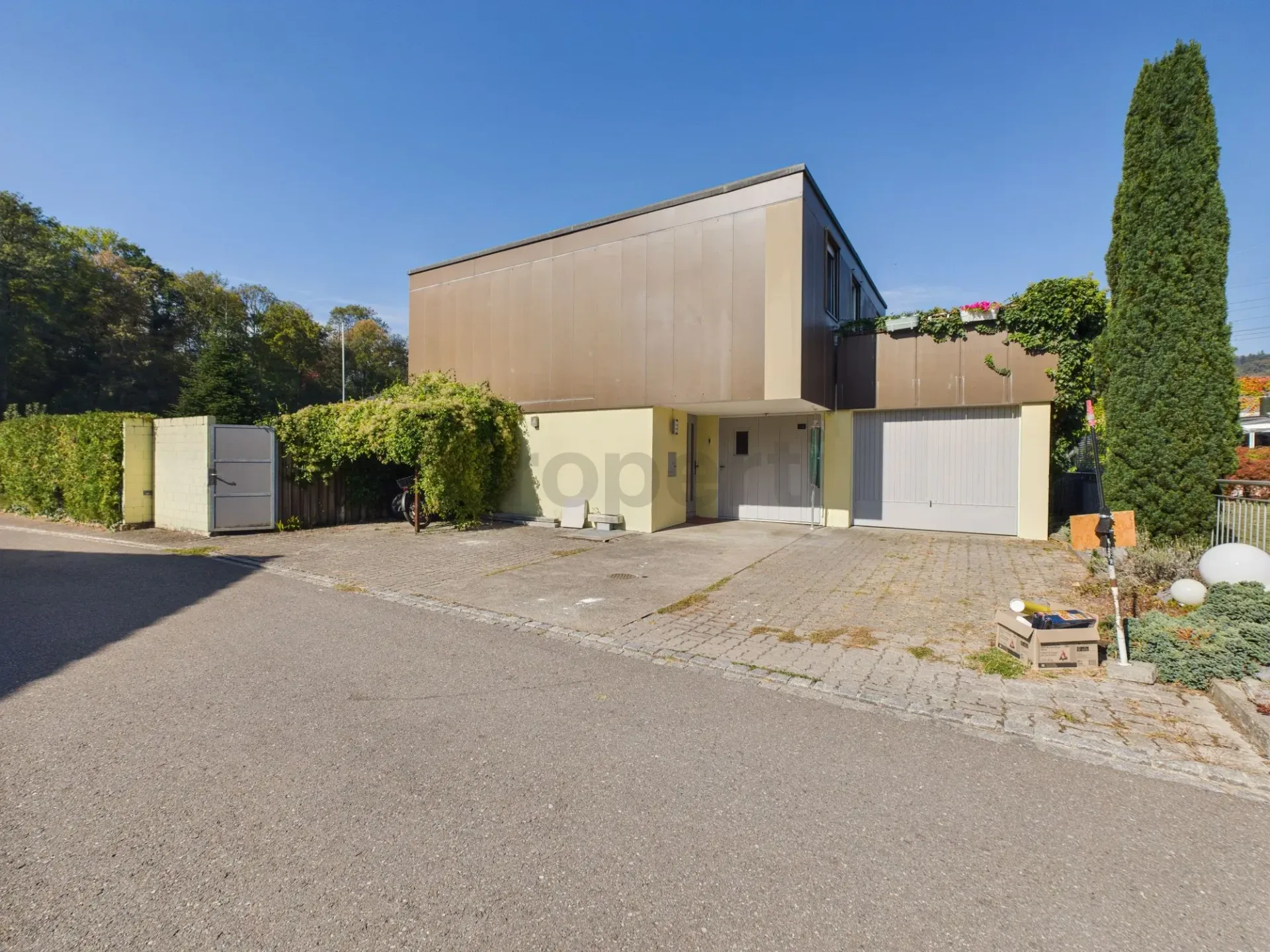 Spacious garden, quiet & family-friendly environment, balcony, cellar & garage parking!