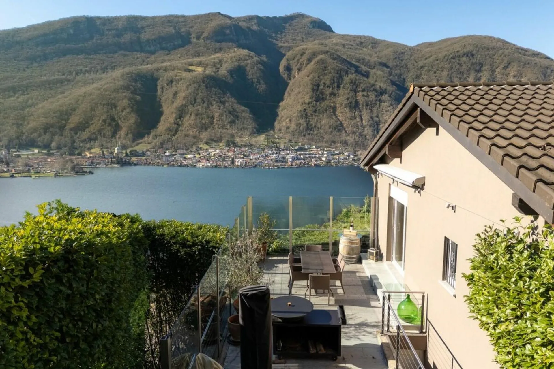 Exklusives Haus, eingebettet in die Natur mit 180° Seeblick
