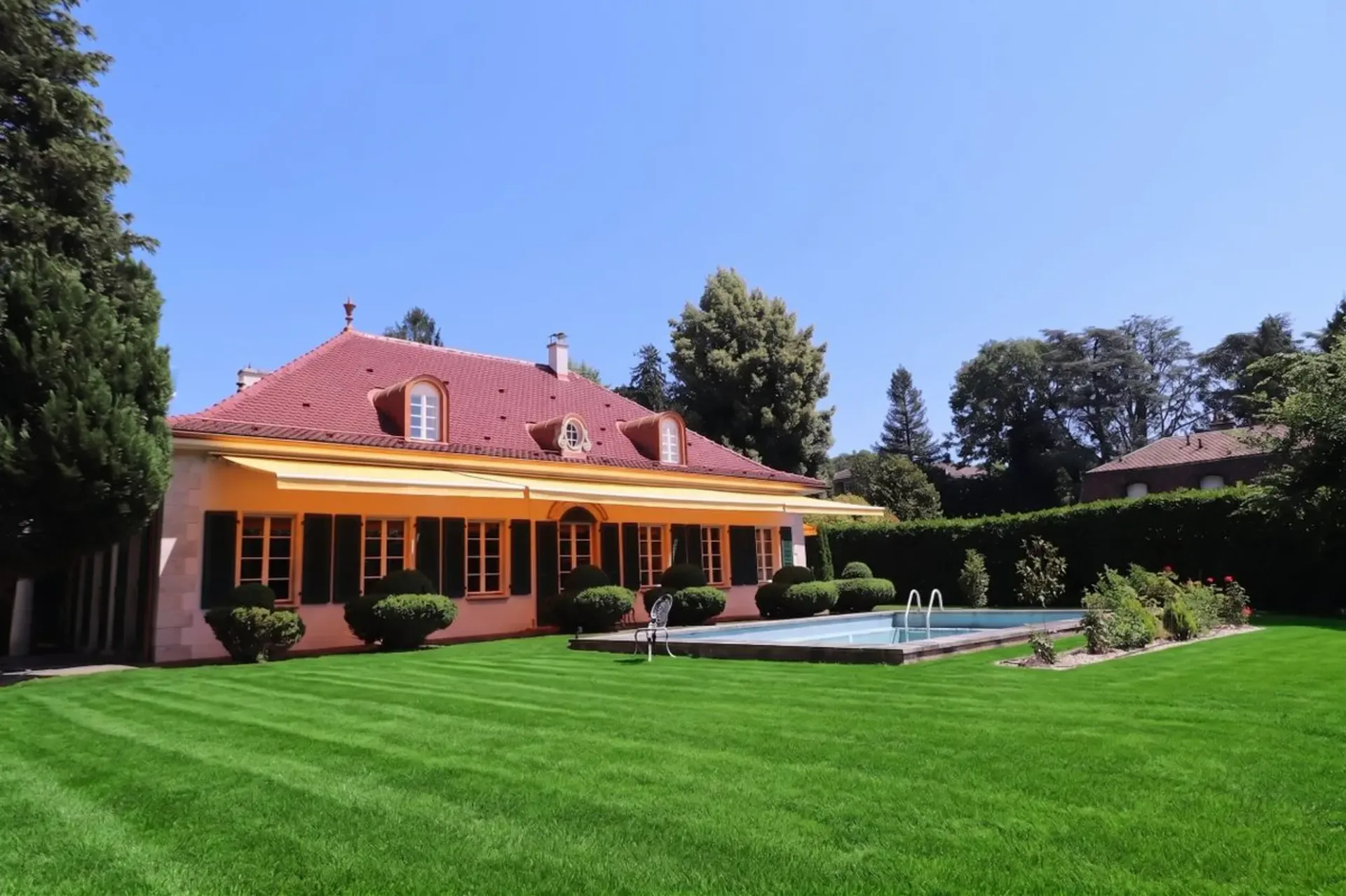 PROPRIETE EXCEPTIONNELLE DE 8.5 PIECES AU SUD DE LAUSANNE AVEC PISCINE, GRAND JARDIN ET BELLE VUE