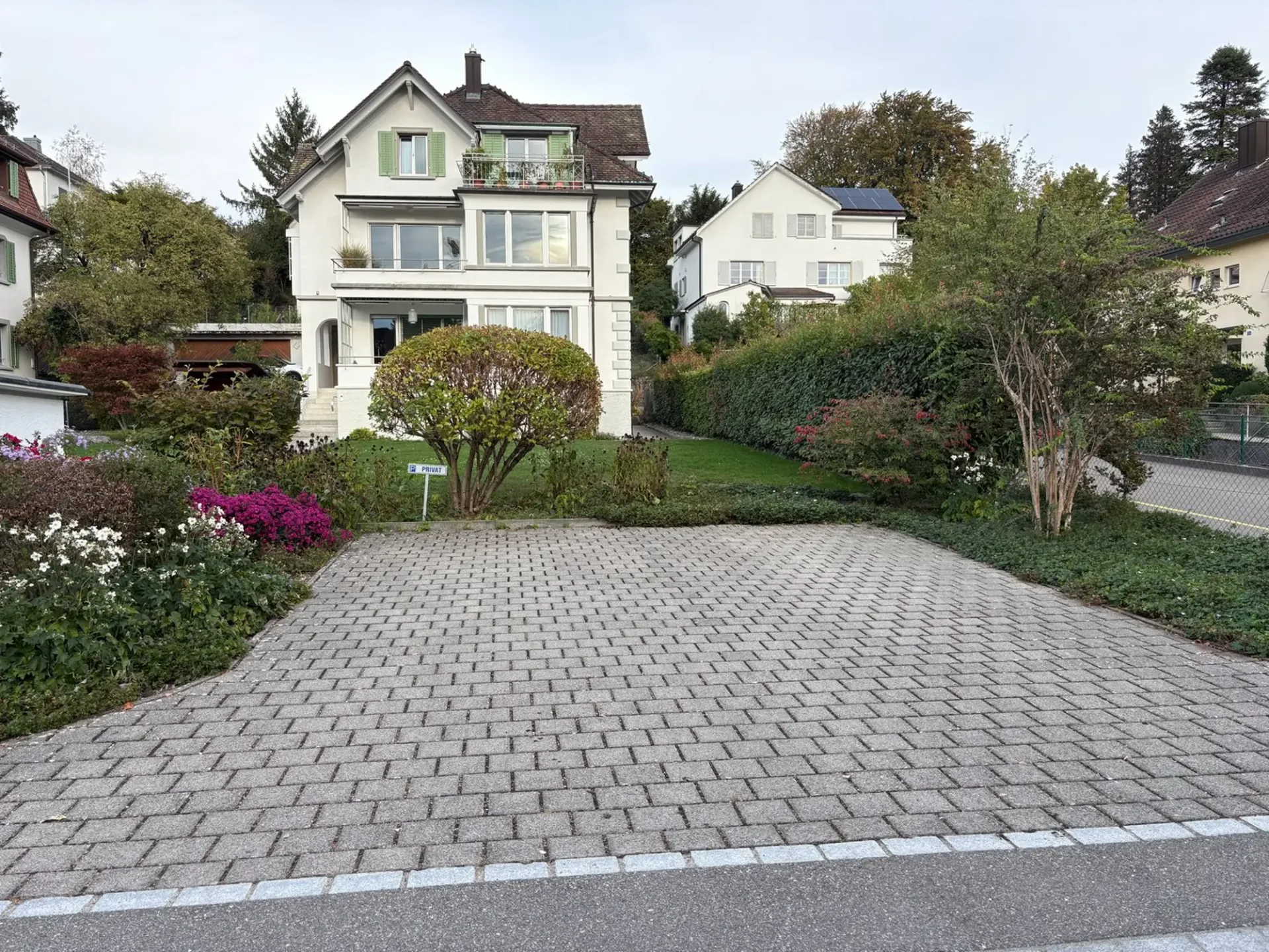 Aussen-Parkplatz P1 an der Zürichstrasse 117, Küsnacht