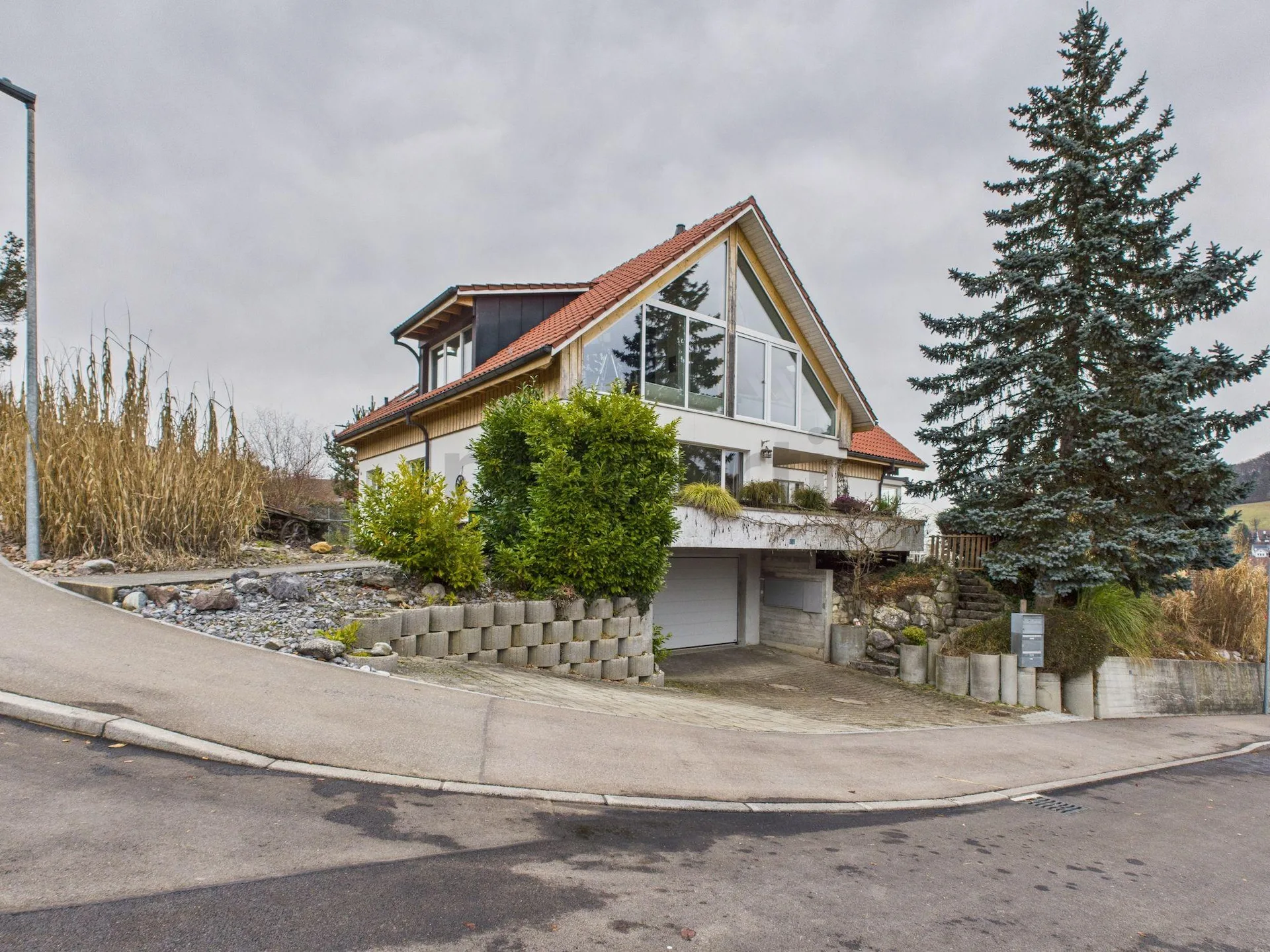 Maison unifamiliale spacieuse avec concept d'utilisation polyvalent à Weiach
