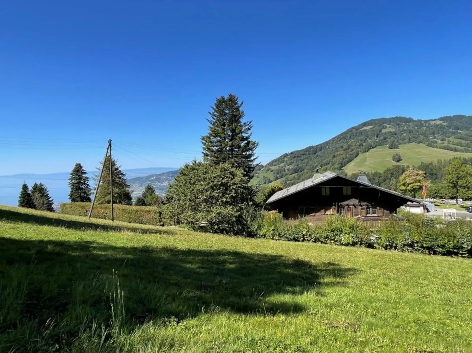 OPPORTUNITE A SAISIR   JOLI CHALET DE 5,5 PIECES AVEC BELLE VUE AU CALME