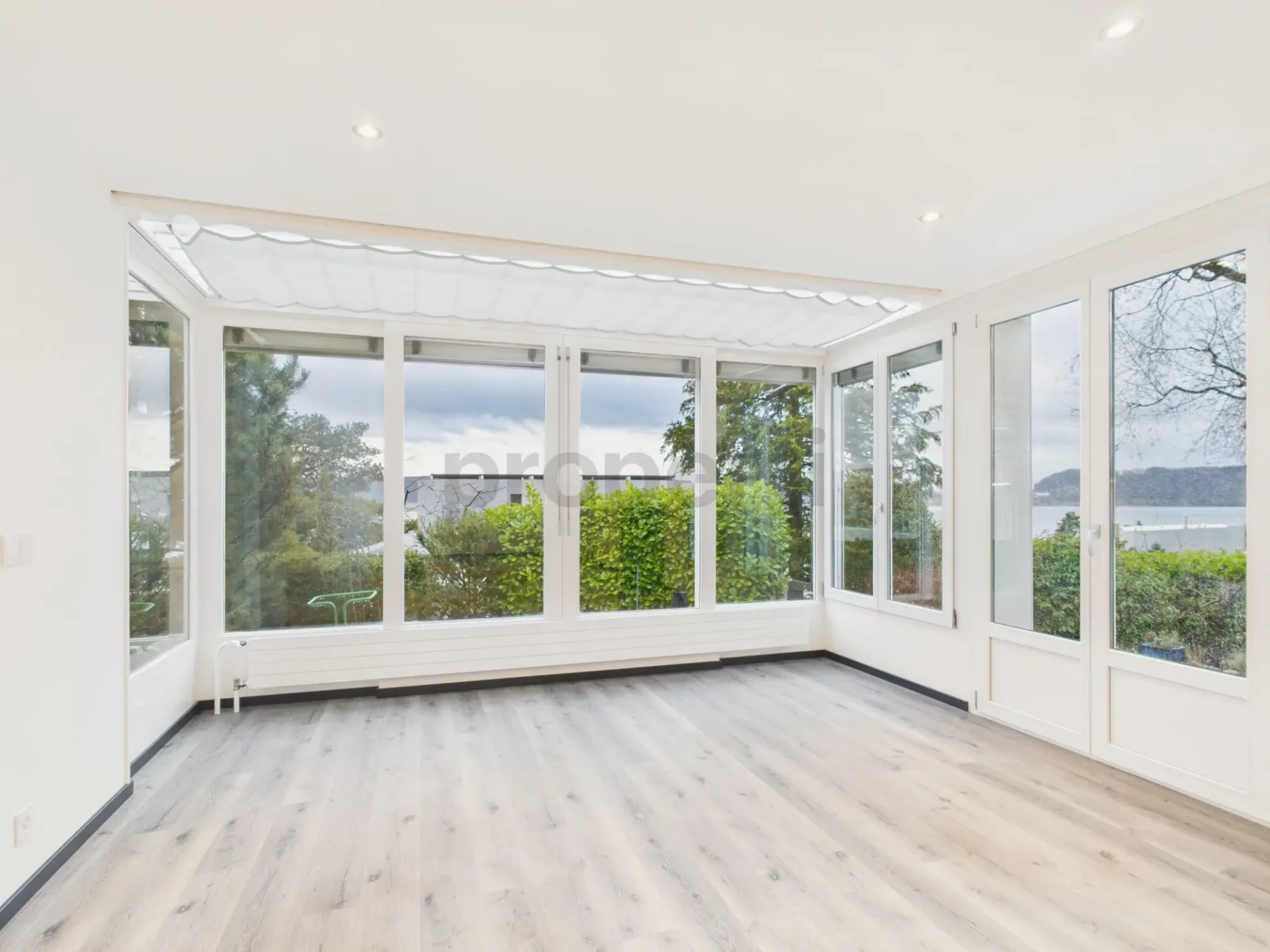 Moderne 6.5 Zimmer Reihenhaus renoviert mit Garten in La Neuveville