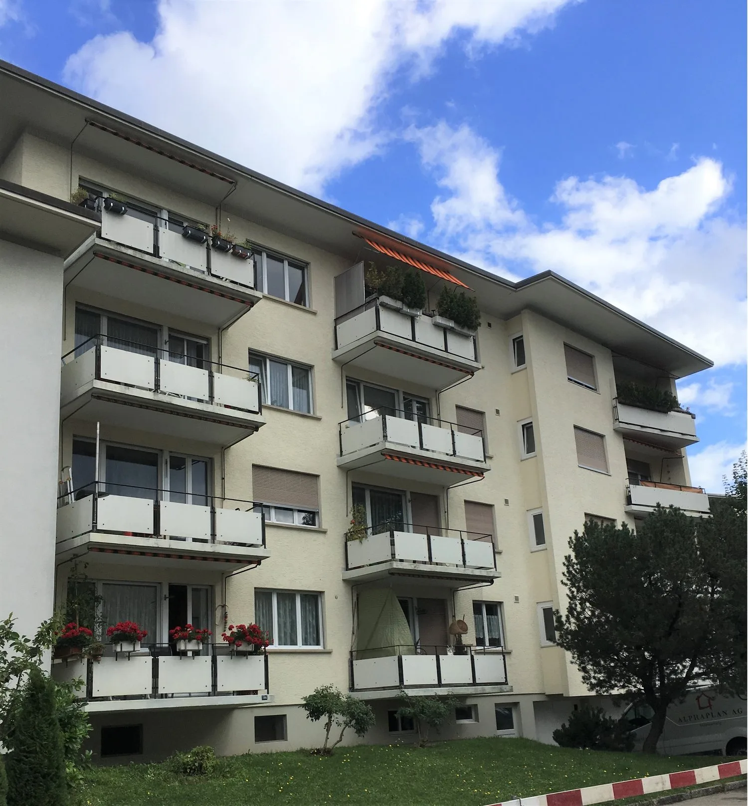 Appartamento di 2 locali luminoso con balcone a Kloten