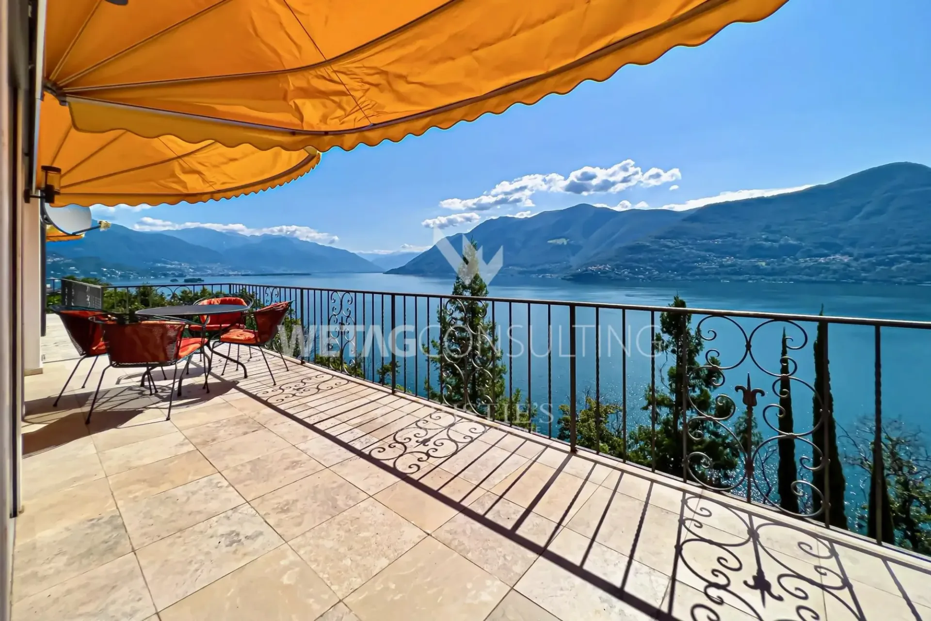 Villa mit Zweitwohnsitz im mediterranen Stil mit Panoramablick auf den Lago Maggiore in Brissago zu verkaufen
